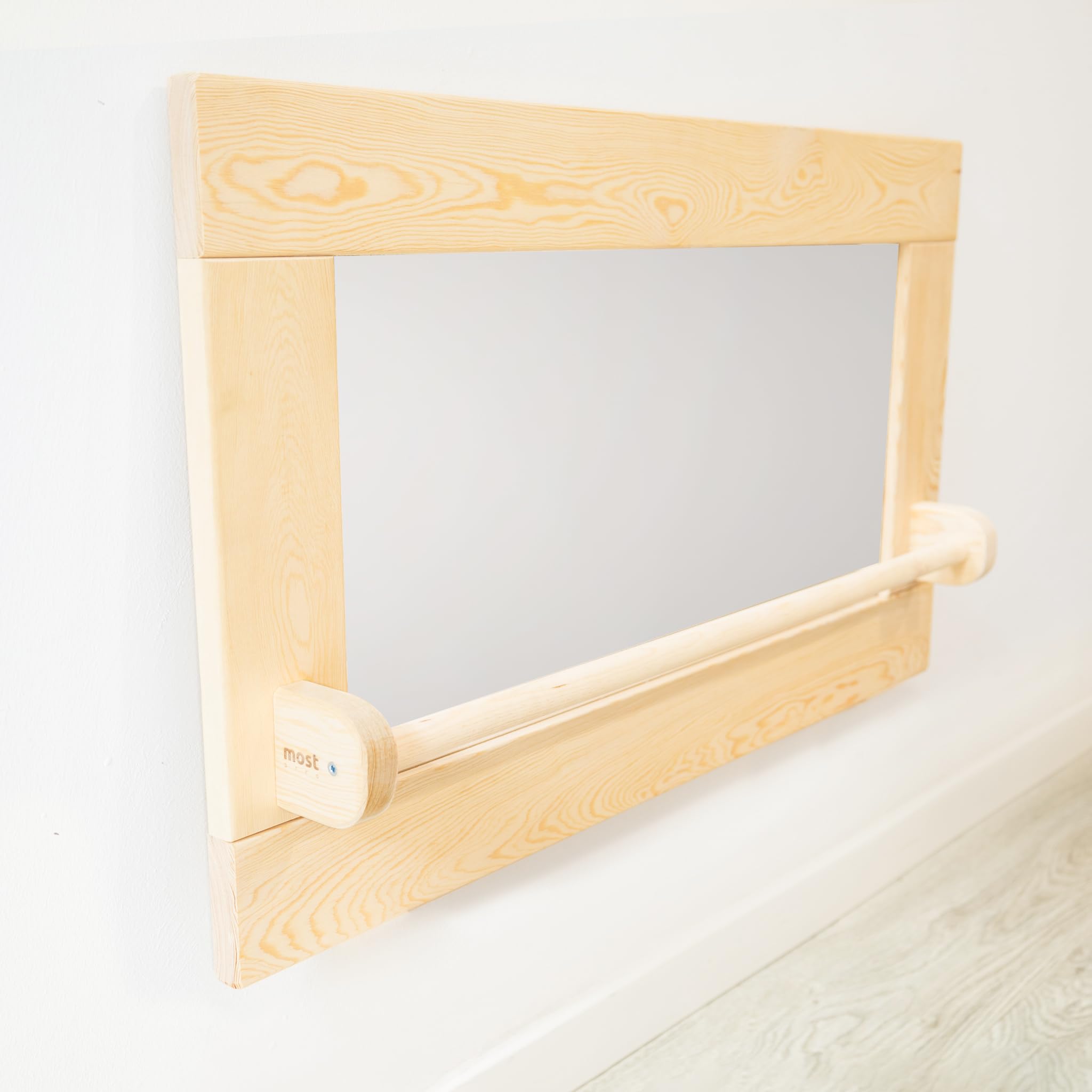 Espejo Montessori HECHO EN ESPAÑA con Barandilla para Bebés y Niños. Espejo de Madera Maciza con Cristal de Seguridad. Regalo Montessori Infantil para Cumpleaños (Tamaño pequeño 74x44cm)