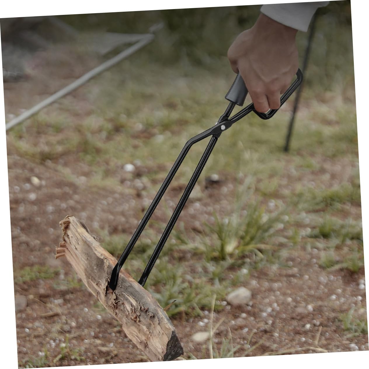 Pinza per Braci da Campeggio in Ferro con Manico in Legno Nero | Attività All'aperto e Picnic, Presa Stabile su Tronchi Spessi, Uso Comodo e Risparmio di Sforzo