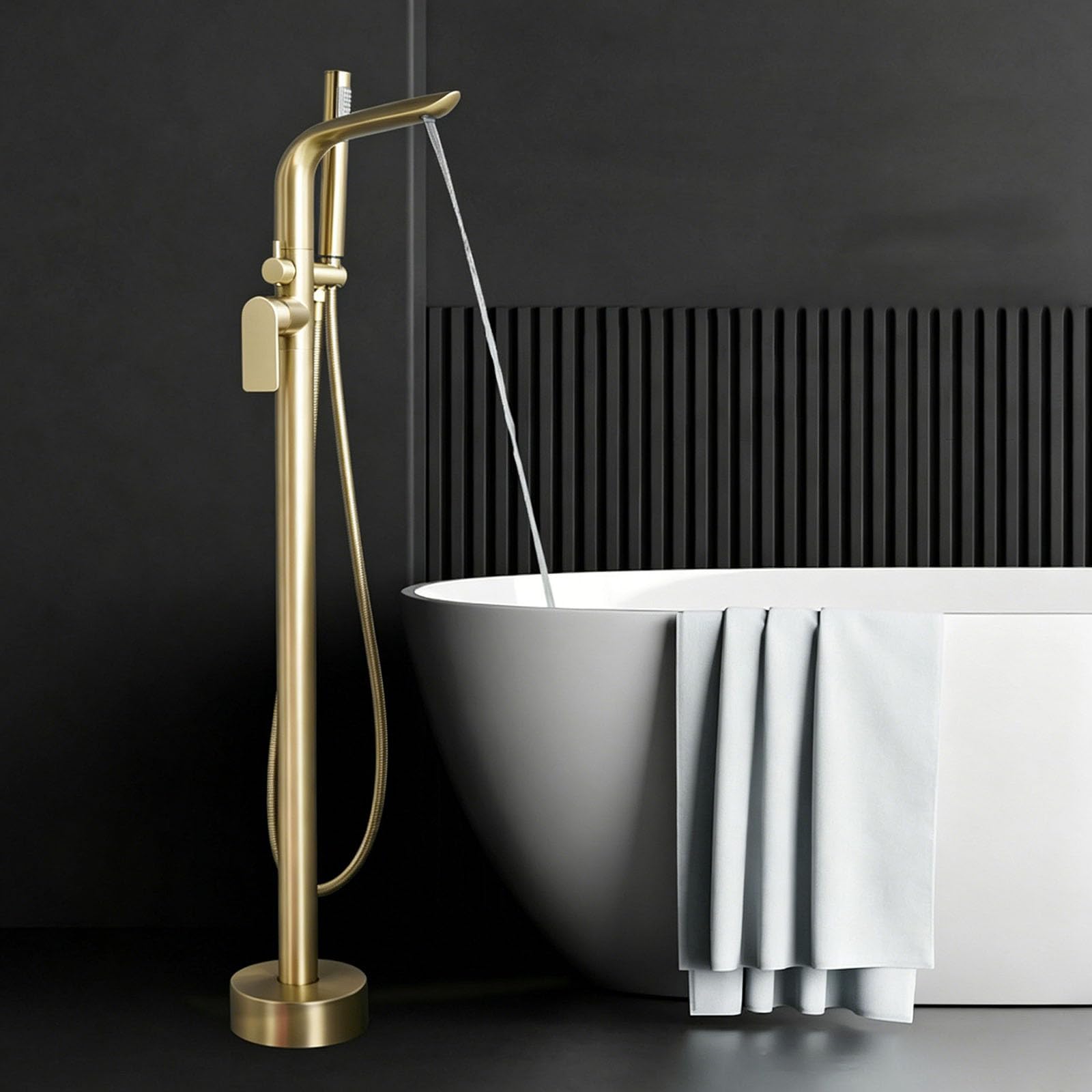 Mitigeur bain cascade or brossé au design luxueux et épuré pour salle de bains