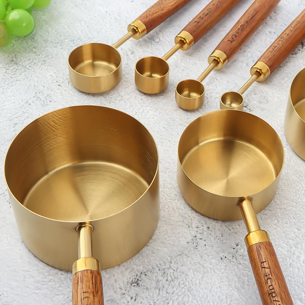 Gold Messbecher und Löffel 8er Set, Stapelbare Edelstahl Messlöffel und Messbecher Set mit Holzgriffen, Trocken- & Flüssigkeitsmessbecher zum Kochen & Backen