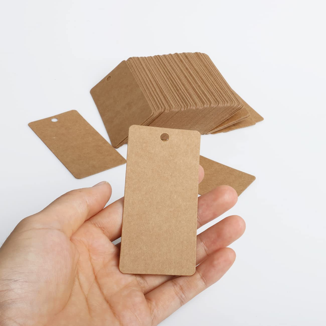 Kraft 200 szt. papierowych zawieszek prezentowych ze sznurkiem, puste torby na prezenty, etykiety do oznaczania, etykiety ekspozycyjne do projektów DIY, prezentów, sztuki i rzemiosła, ślubu, wakacji