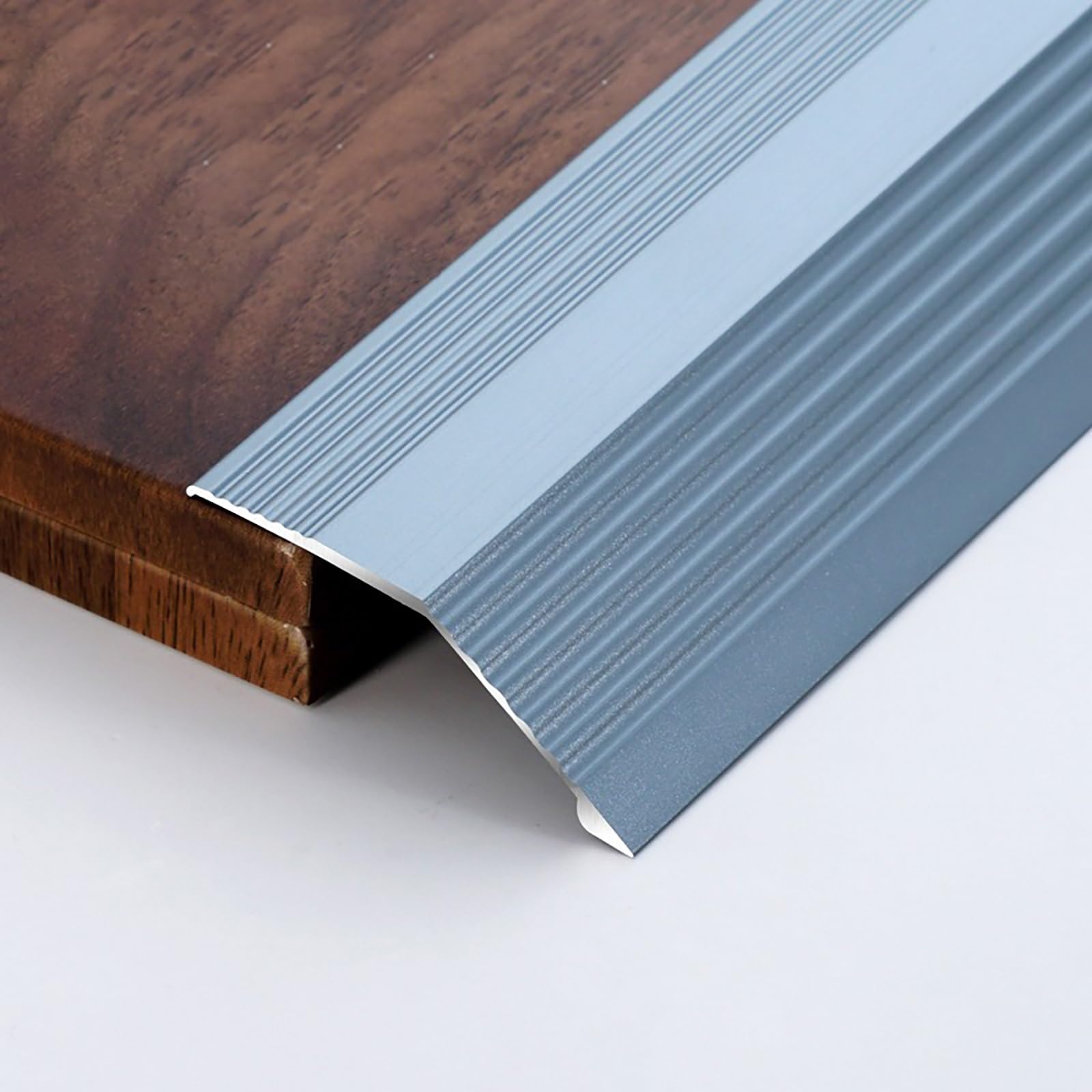Profil aluminiowy 90 cm – regulacja wysokości 3-15 mm/6-20 mm/10-40 mm, szara listwa Flo Trat, szerokość 55 mm, bezszwowa osłona szczeliny podłogowej, wykończenie Ed Trim