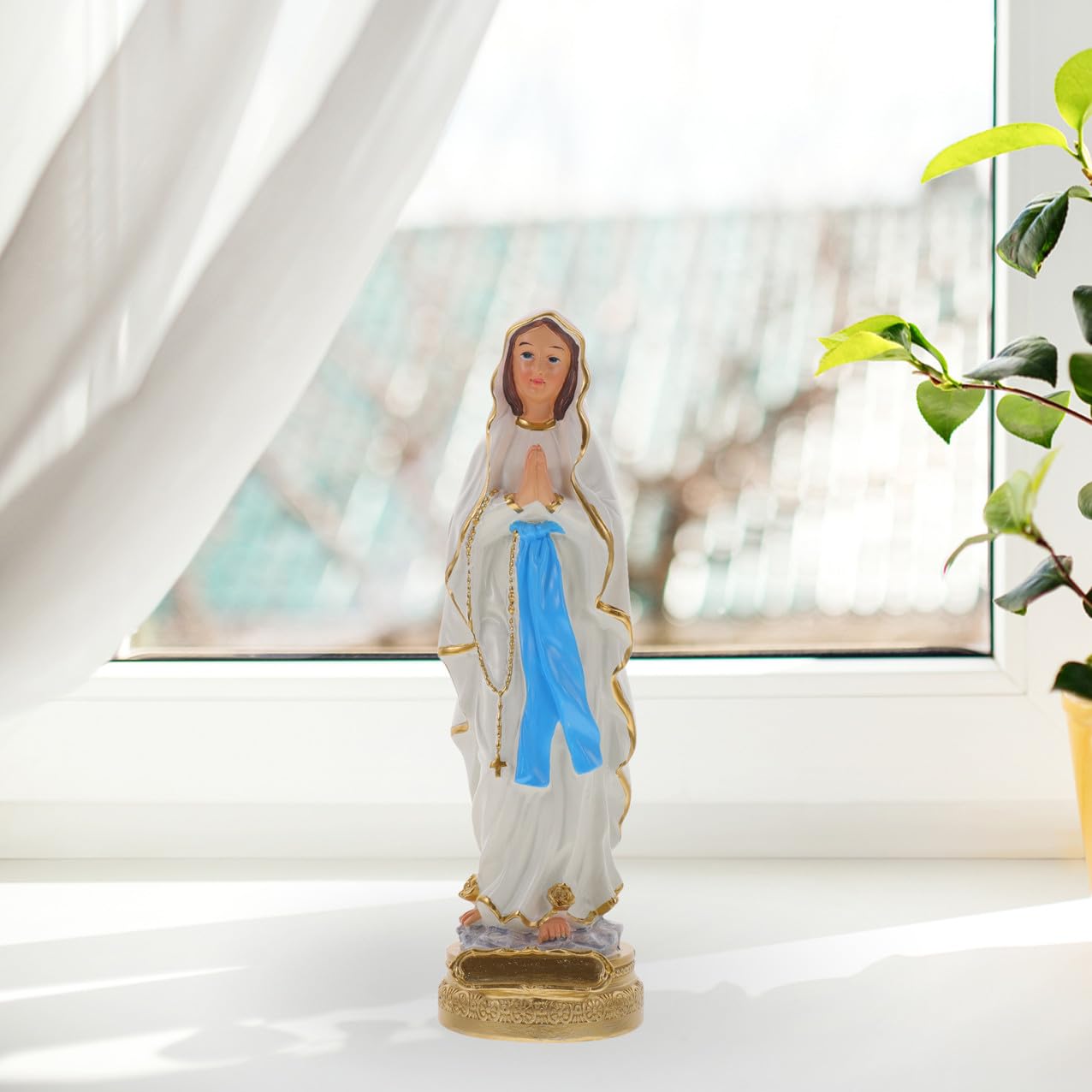 Katholische Marienstatue aus Weißem Kunstharz Dekorative Heiligenfigur für Innenraum und Fenster Spirituelle Deko für Christliche Wohnkultur