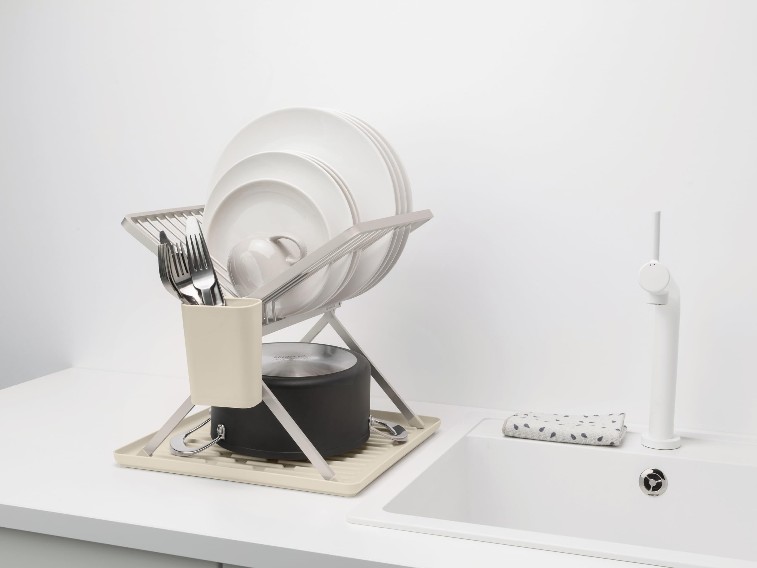 Brabantia SinkSide faltbares Geschirrabtropfgestell (Soft Beige), schlankes Abtropfgestell mit abnehmbarem Besteckkorb, vielseitige Geschirrablage für Geschirr und Küchenzubehör