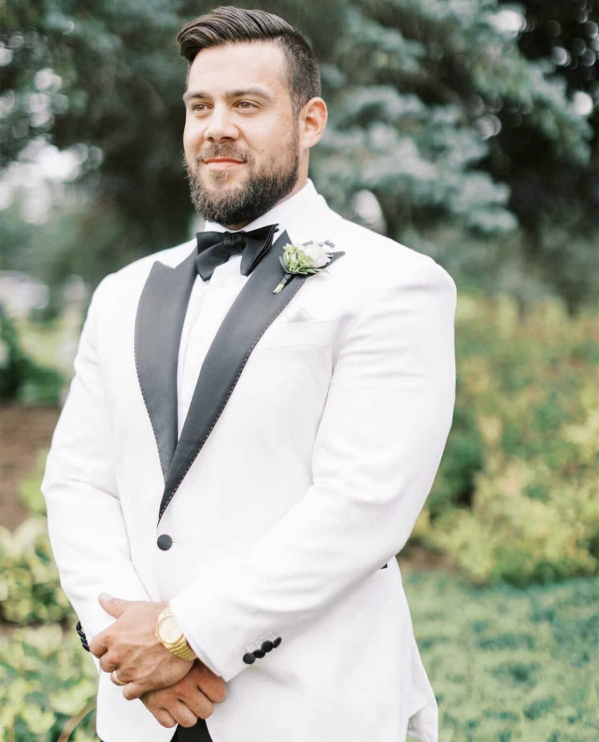 Hombre Traje de Novio Chaqueta Blanca con Solapa de Pico Negra y Pantalón Esmoquin de Padrino