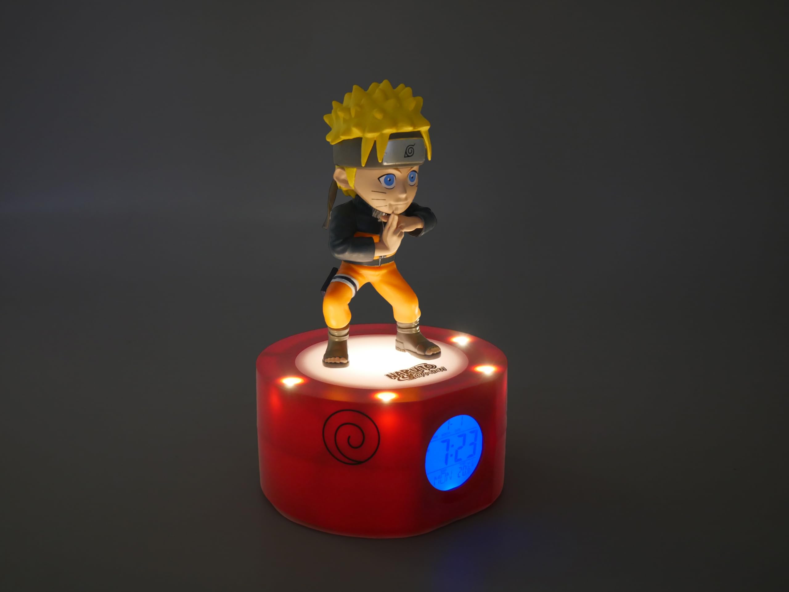 TEKNOFUN - Licencia Naruto Shippuden - Despertador Digital Naruto - Pantalla 12/24h, Fecha, Temperatura - Negro, Naranja, Amarillo - Funciona con 3 x AAA/Enchufe - Cable USB (Incluido) - 811607