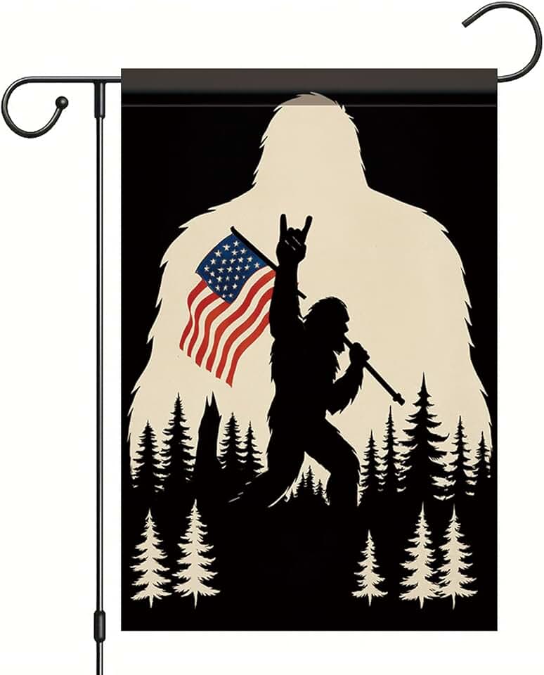Bandeira Patriótica Jardim Sasquatch 12X18" Dupla Face Bandeira Americana Rock Hand Floresta Banner Decoração Divertida Jardim Dia Independência Quatro de Julho Decoração de Varanda Egdo