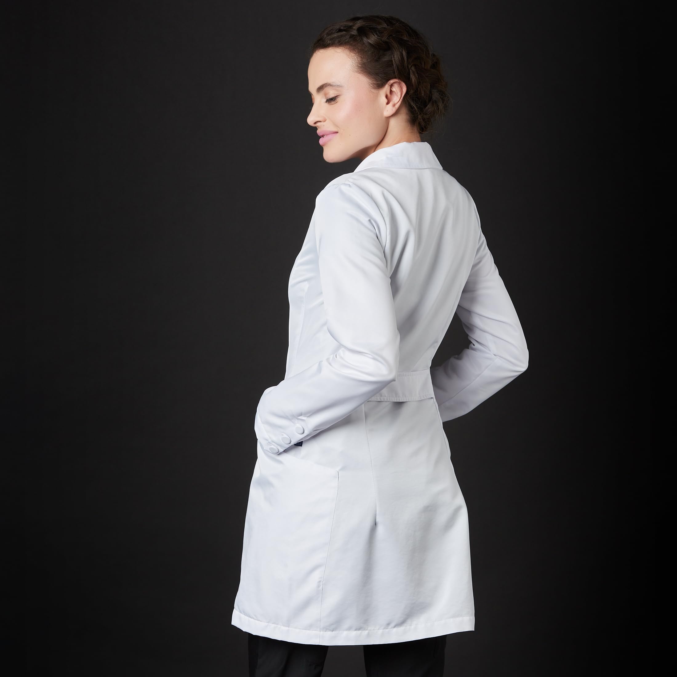 Bata Sanitaria De Trabajo Musa Mujer Repelente Antibacterial Esterilizable Resistente Reutilizable Médico Doctora Laboratorio Escuela Farmacia Color Blanco