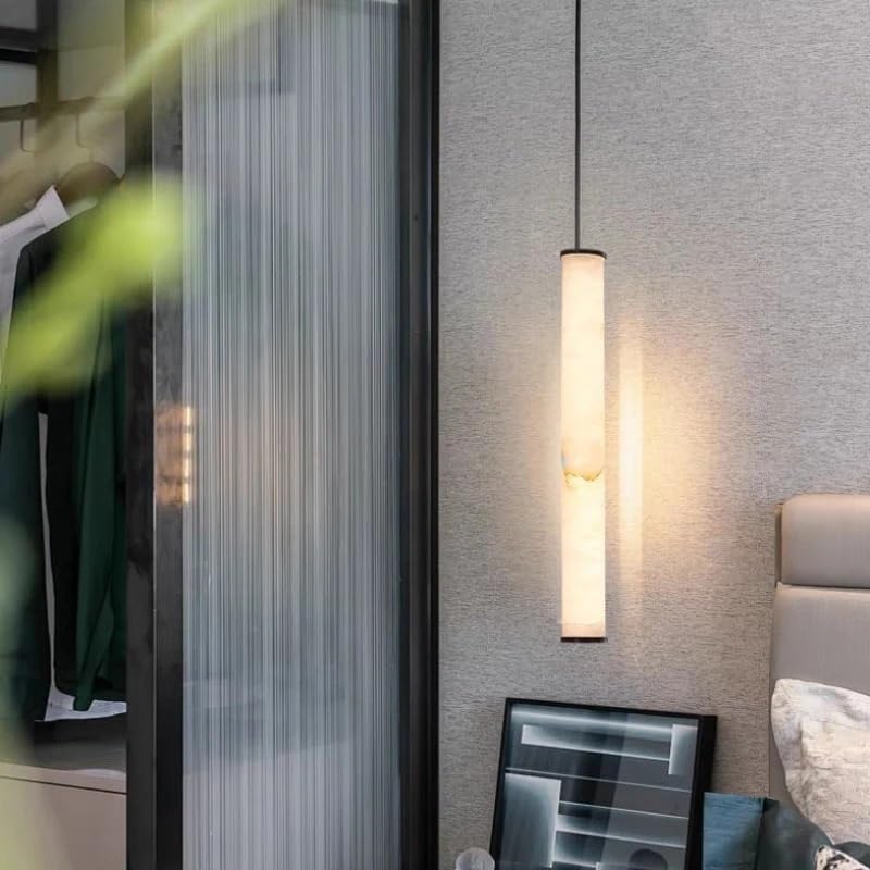Lustre LED suspendu marbre pour sublimer un salon sombre au plafond haut