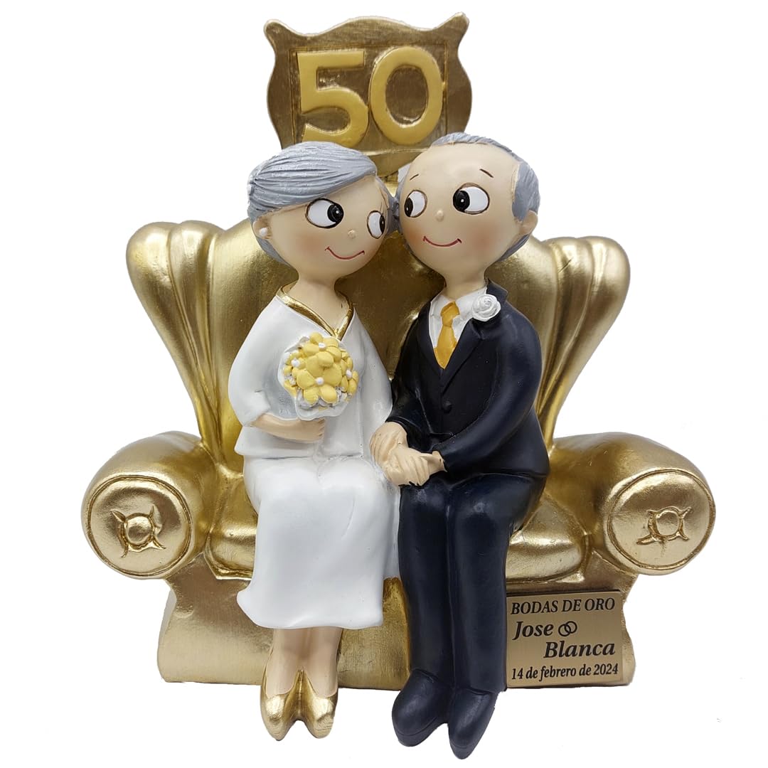 Figura de Pastel Pop&Fun Bodas de Oro (50 aniversario) PERSONALIZADA CON PLACA con el nombre y la fecha, medida aproximada:16x16,5 cm, poliresina pintada a mano en color dorado