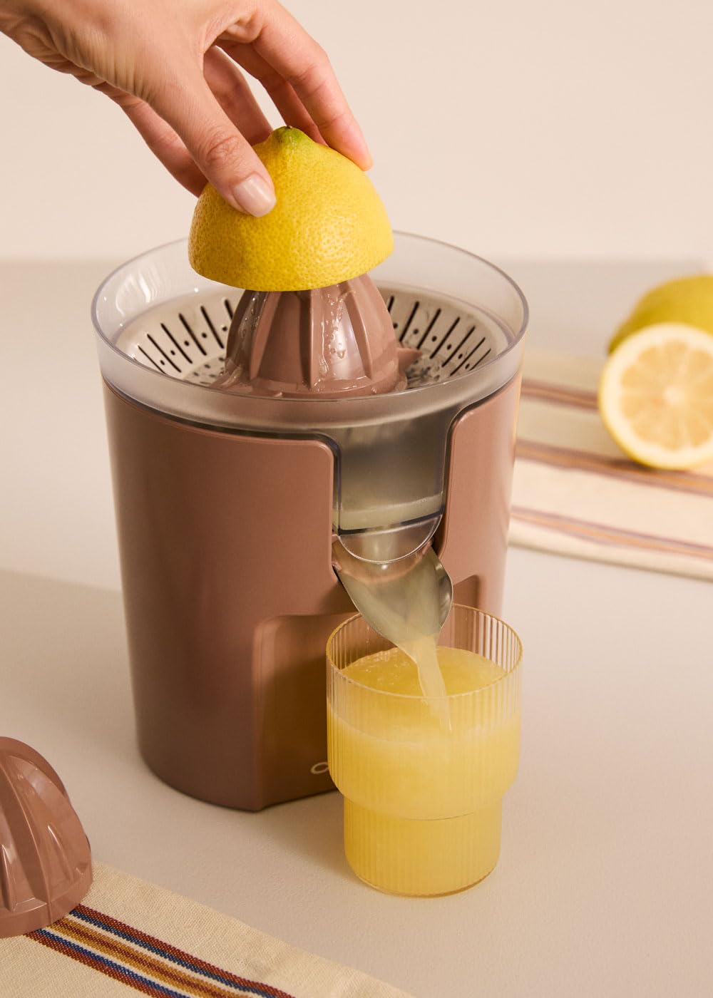 CREATE/JUICER STUDIO/Elektrische Zitruspresse in Mokka/Spritzfrei, 230ml Behälter, Fruchtfleischfilter, Tropfschutzsystem, spülmaschinenfeste Teile, 2 abnehmbare Kegel, 100W