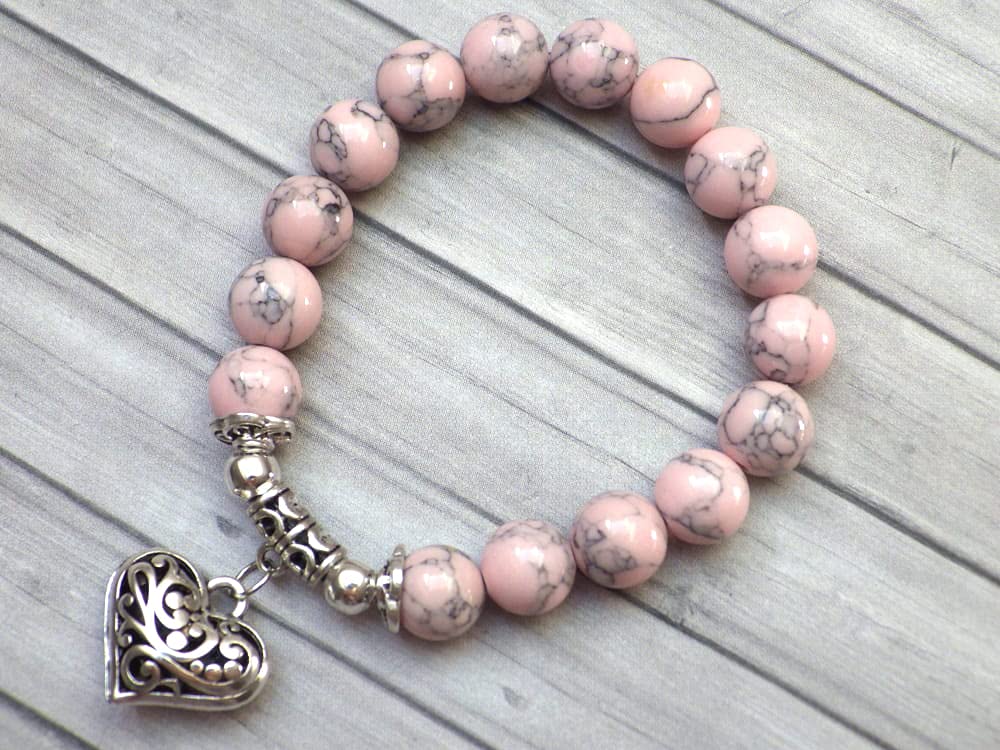 Conjunto de joyas para mujer en cuentas de turquesa rosa reconstituido y colgante de filigrana en forma de corazón