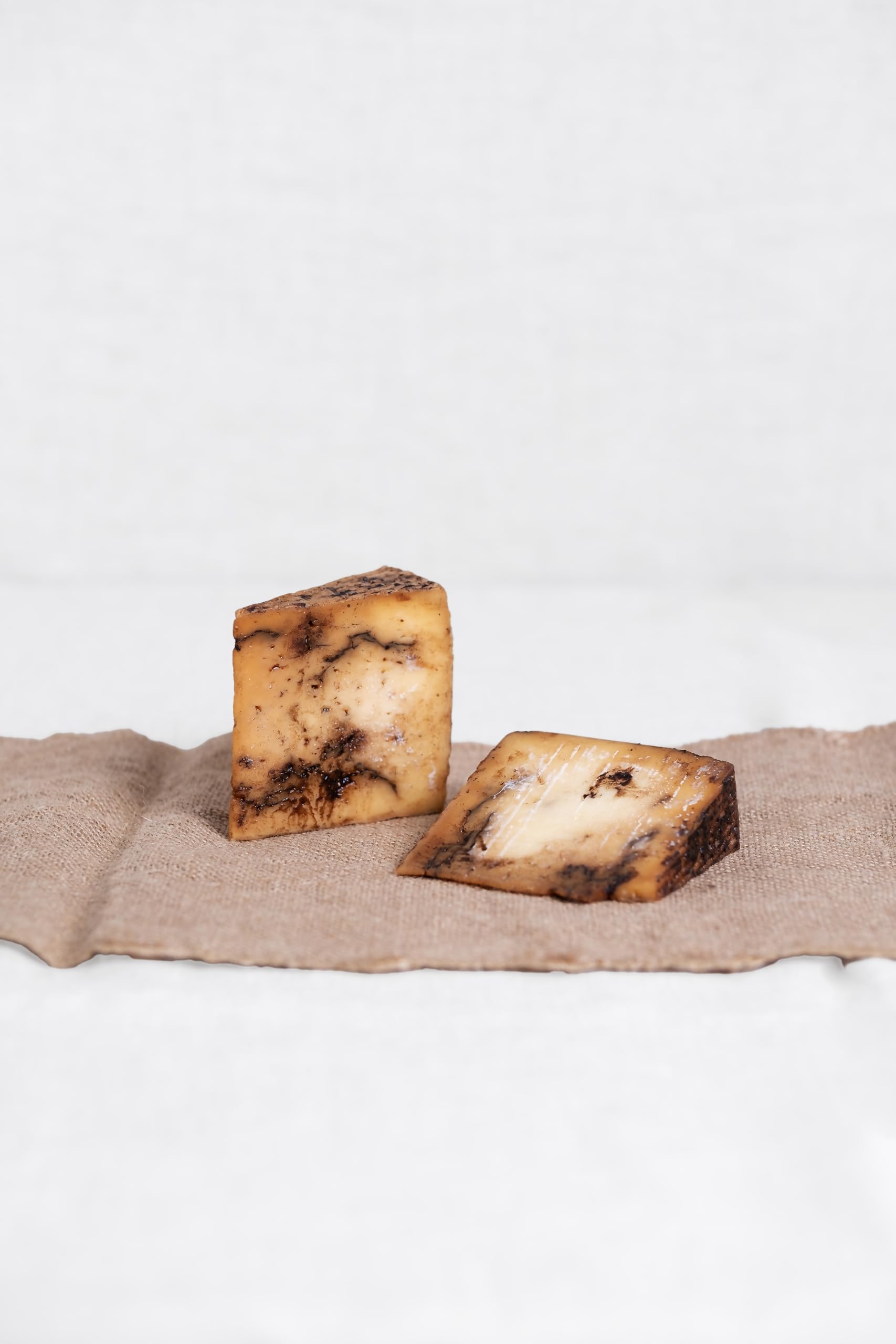 Queso y Beso – Pack Gourmet con 3 Quesos de Oveja (Trufa, Ajo Negro y Curado), Vino Barbadillo VI y Láminas de Pan Crujiente – Ideal para Regalo