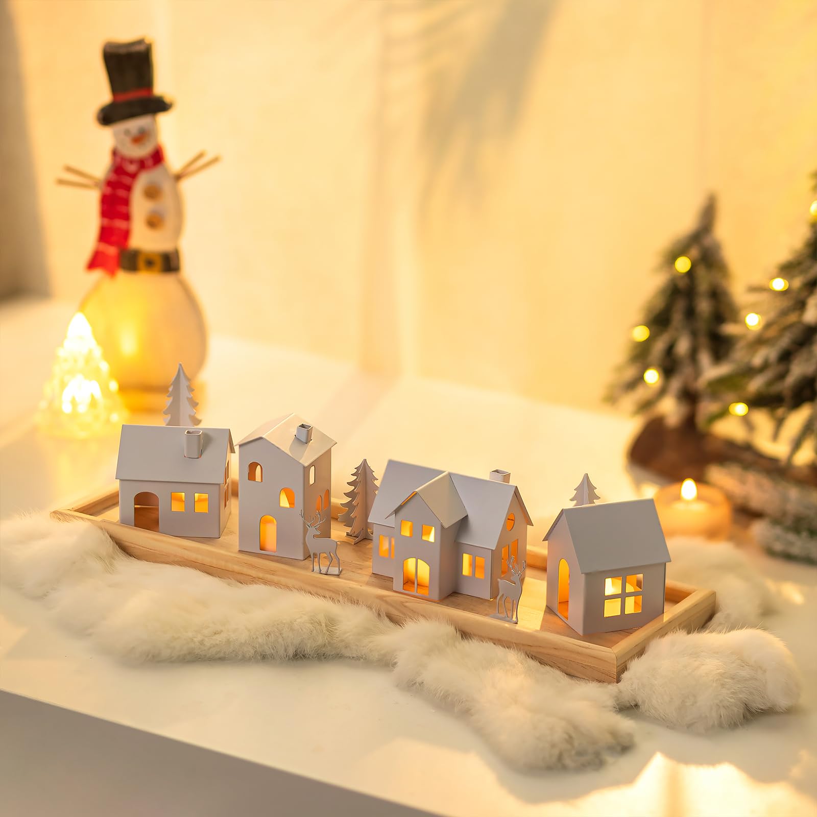 Sziqiqi Christmas Village Decorazione Natalizia: 4 Portacandele a Casa in Metallo con 4 Candele LED - Set Scenario Invernale con Vassoio in Legno per Decorazione Casa Regalo