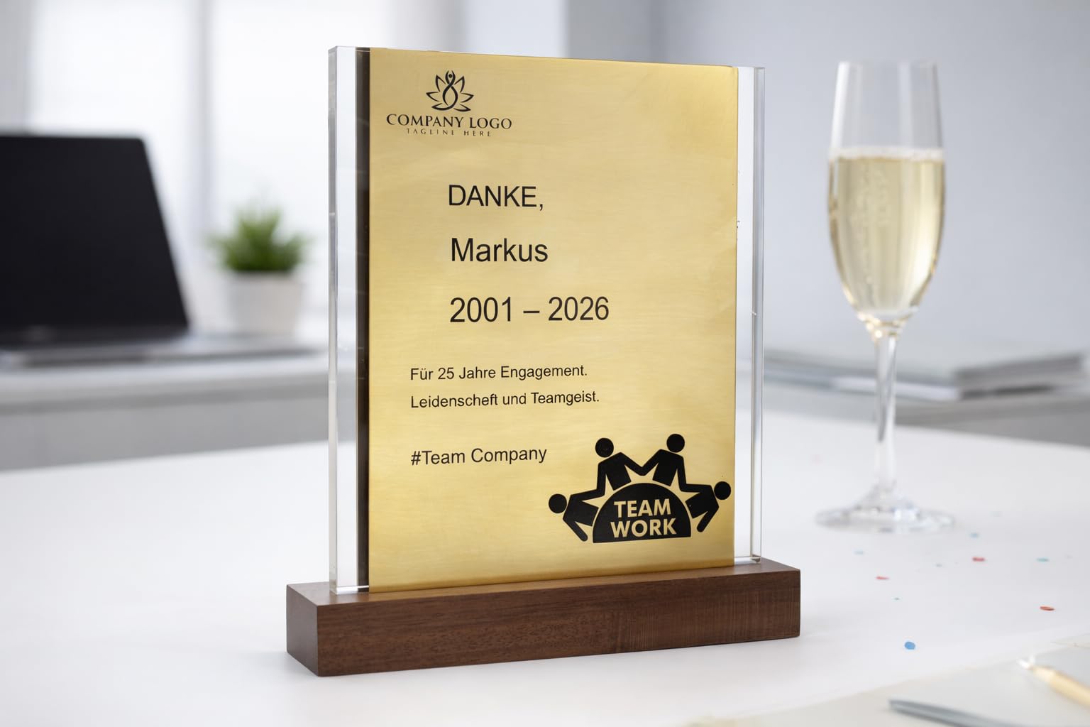 Pila Stone Personalisierter Jubiläums Award aus Acryl, Messing und Holz – goldene Gravurplatte – Geschenk für Mitarbeiter, Firmenjubiläum oder Team‑Ehrung (25 Jahre, Dankeschön, Teamwork‑Design)