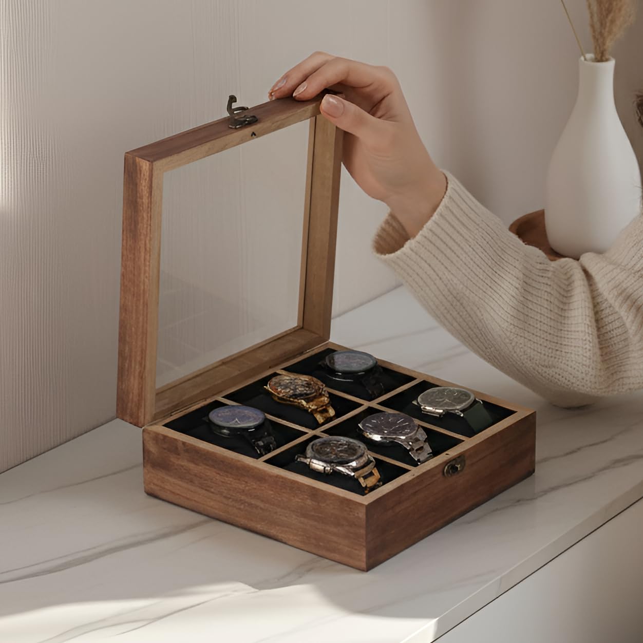 Boîte de présentation en bois sur une coiffeuse pour sublimer vos bijoux