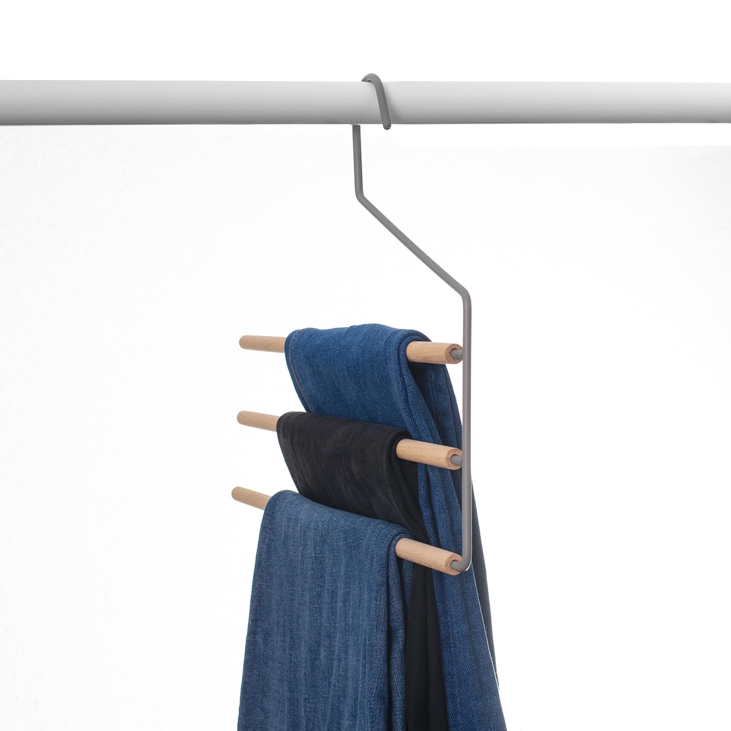 COM-FORT HOUSE - Kleiderbügel aus Metall für Hosen mit Holzstange - 6 Stück - graue Kleiderbügel - dünn und robust, um Ihre Kleidung zu sortieren - mit 3 Ebenen zum Aufhängen