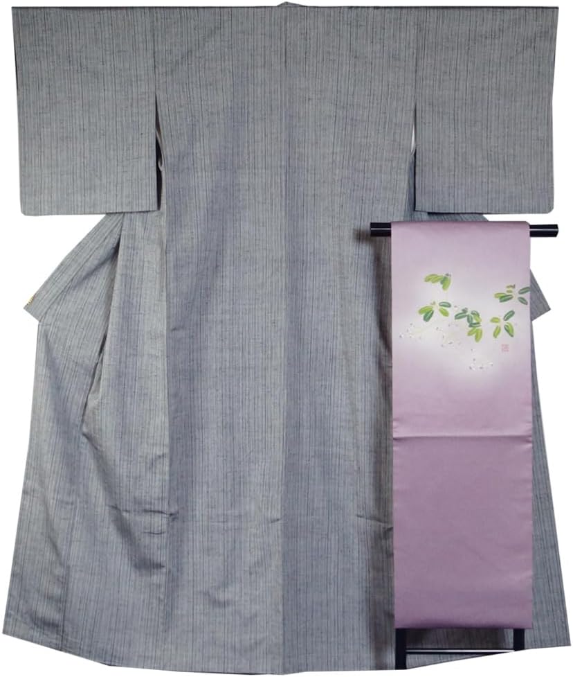 格式高いキッチリとした大きめ金駒刺繍が施された黒留袖フルセット