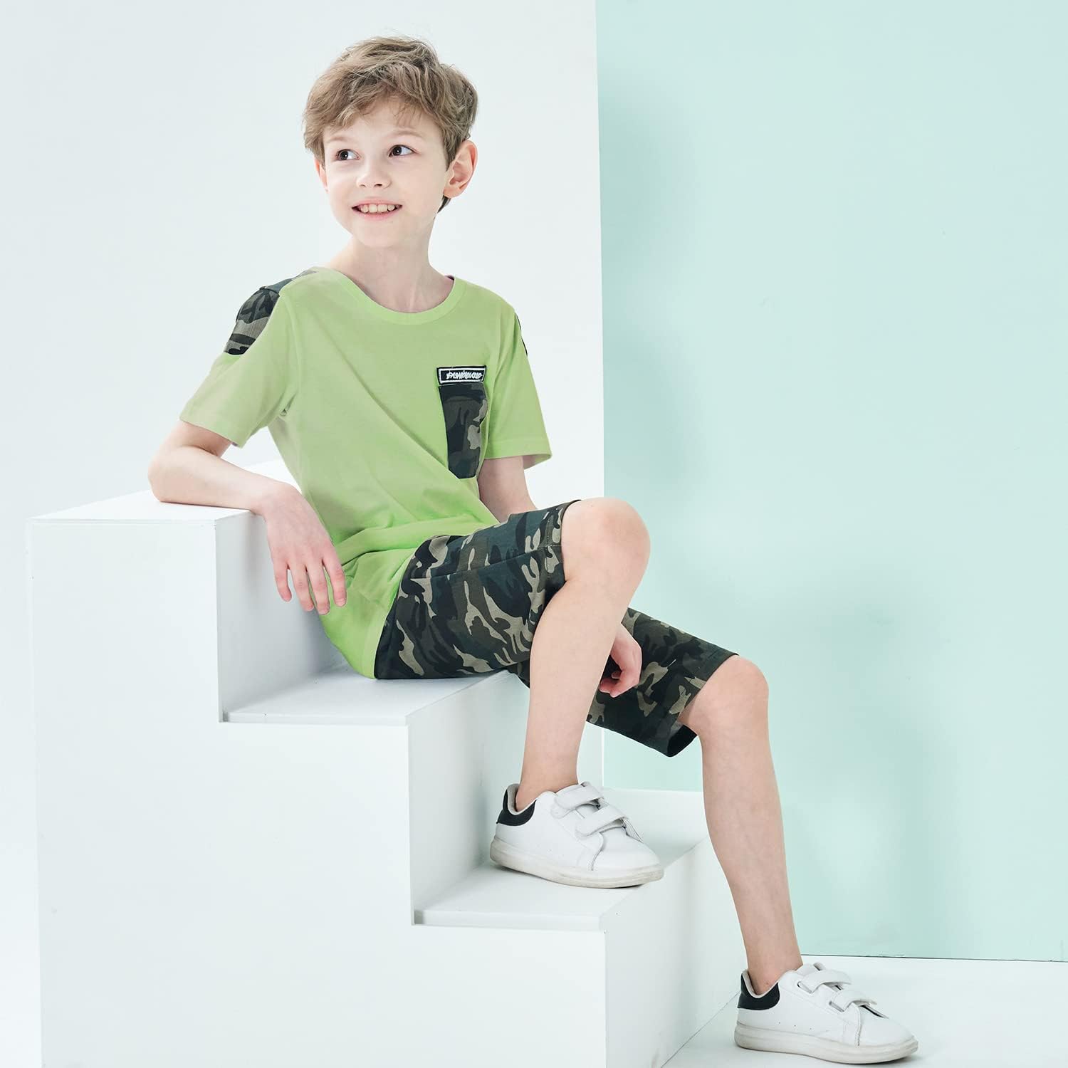 LOLANTA Jungen Kurzarm-T-Shirt + Camouflage Kurze Hose, 2-teiliges Sommer Bekleidungssets für Kinder