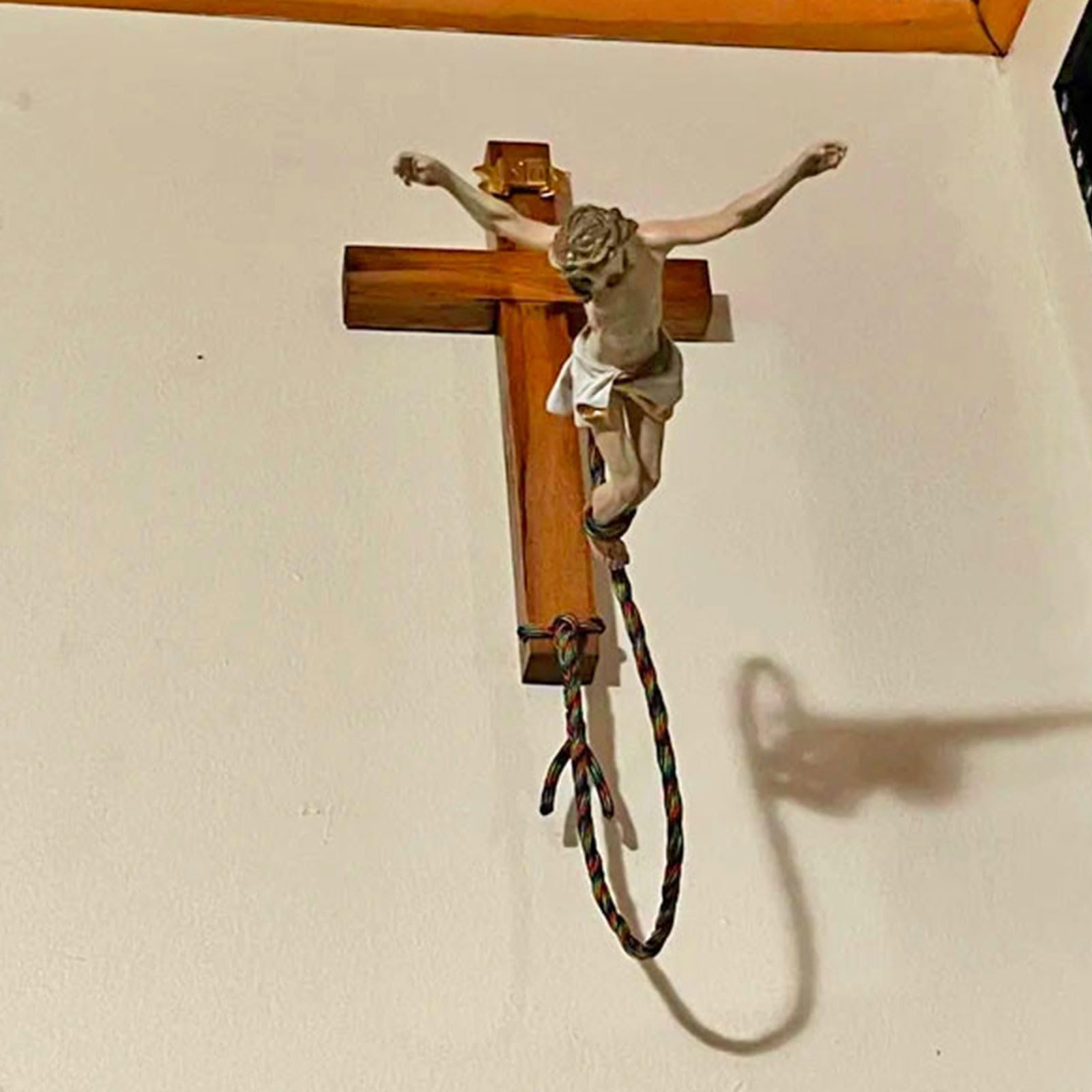 Generico Croce Gesù Bungee Jumping con scultura in resina boscosa