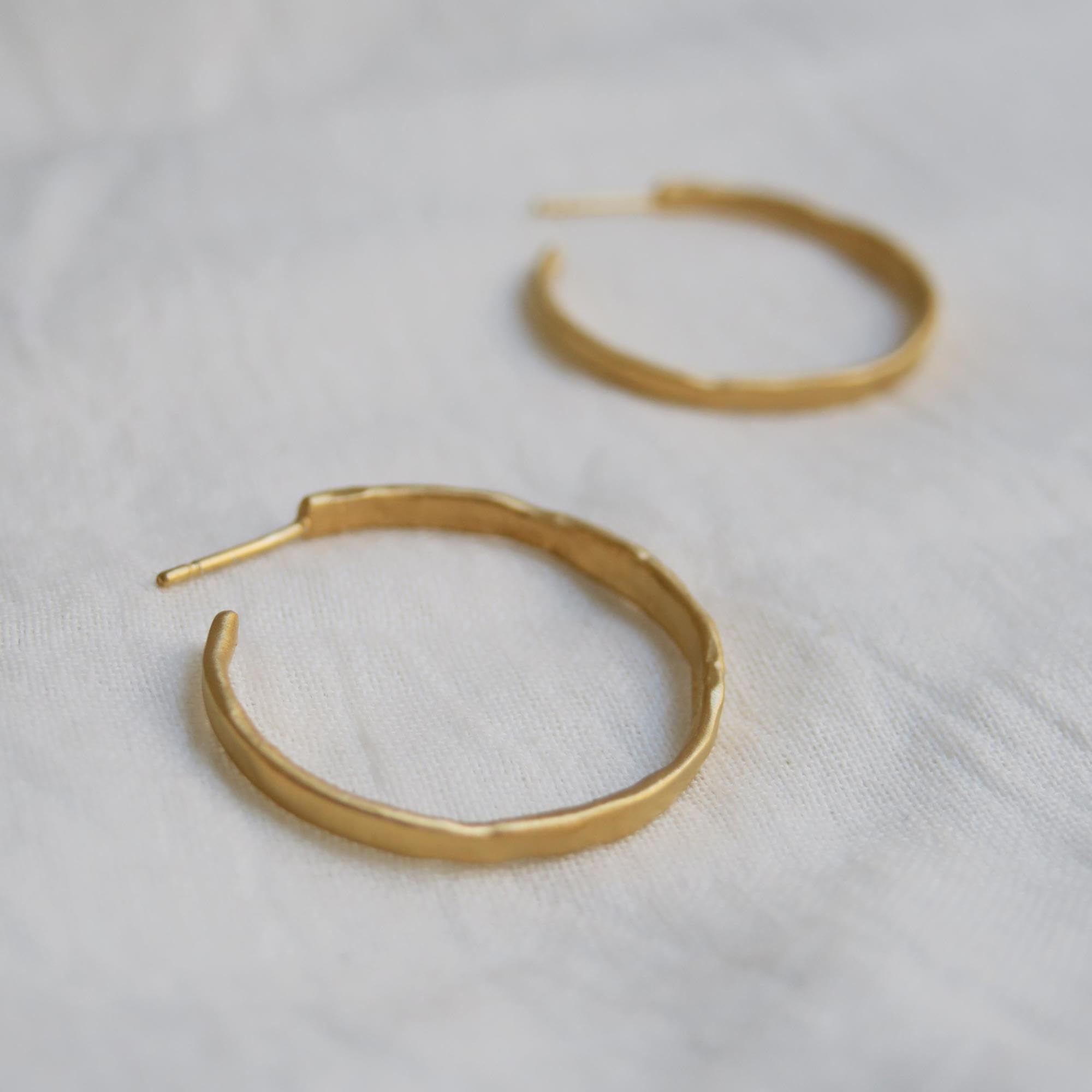 PENDIENTES DORADOS ESTERGOLD | Diseñados por laboratorio Joidart | Colección Estergold | Metal con baño de oro de 24 K
