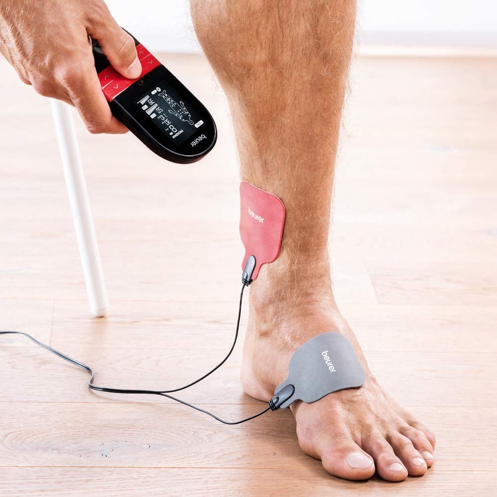 Beurer EM 59 Électrostimulateur musculaire TENS/EMS, 4-en-1 pour la thérapie de la douleur, la stimulation musculaire, le massage et avec fonction chaleur, avec 4 électrodes et batterie.