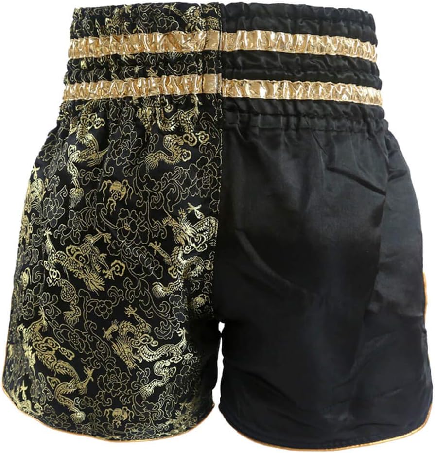 Xotin mast dostiga zarba berdi. Issiq talaba qin ichida uning salqin oqituvchi sikikleri