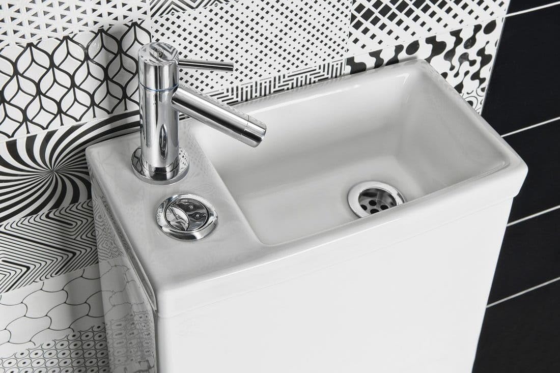 Inodoro compacto que ahorra agua con base integrada, asiento de cierre suave y grifo de agua fría retro negro