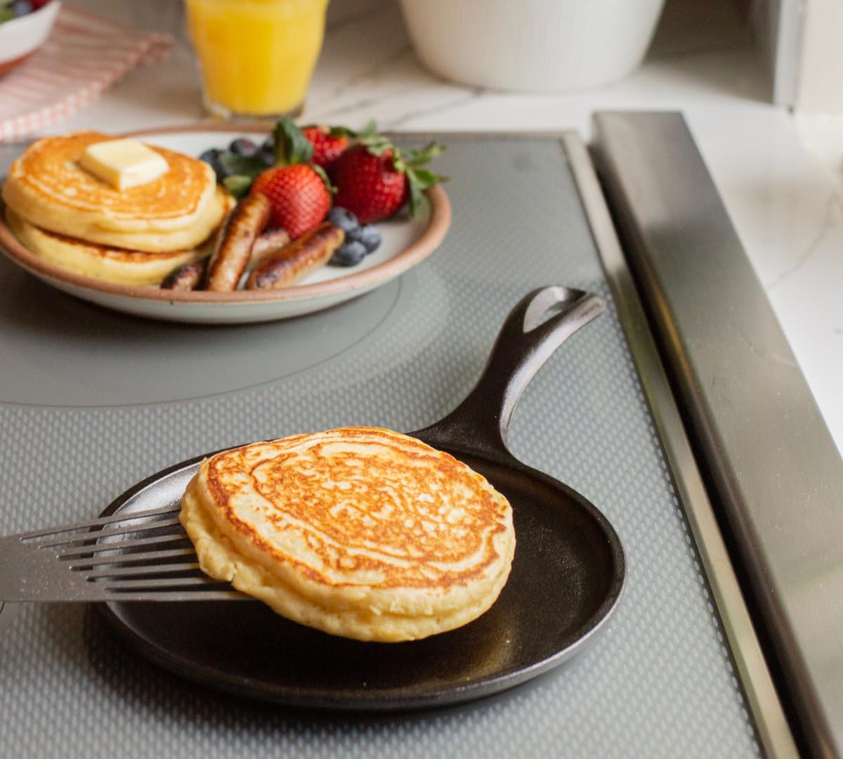 Lodge | Batterie de cuisine en fonte naturelle 3 pièces | 2 poêles, Crêpière + Accessoires | Sain et sans PFAS | Tous feux dont induction, four & BBQ | Made in USA
