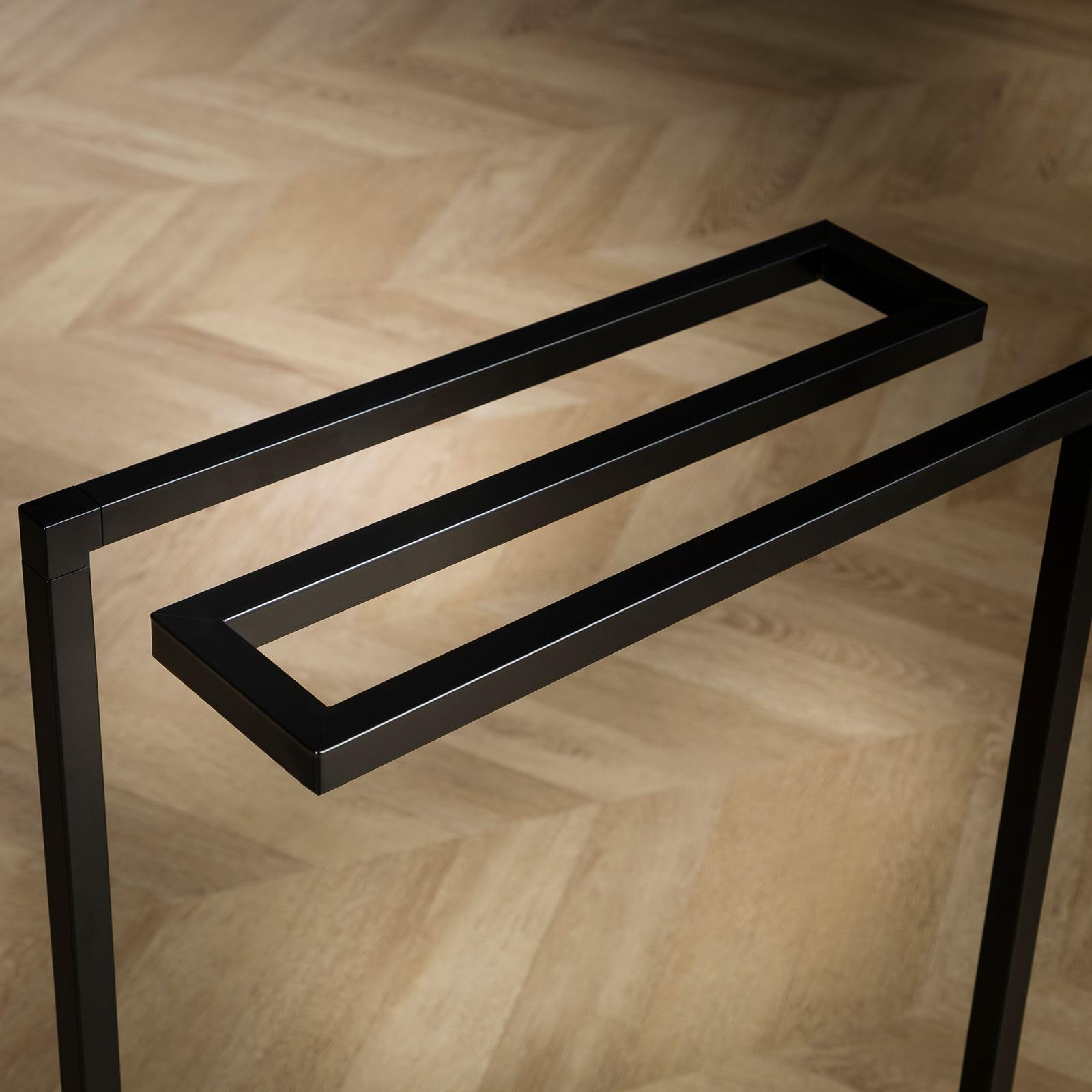 IDIMEX Porte Serviette Salle de Bain en Métal Noir, Design Simple et Moderne, sur Pieds avec Socle Stable, 3 Barreaux Porte Serviettes, Noir