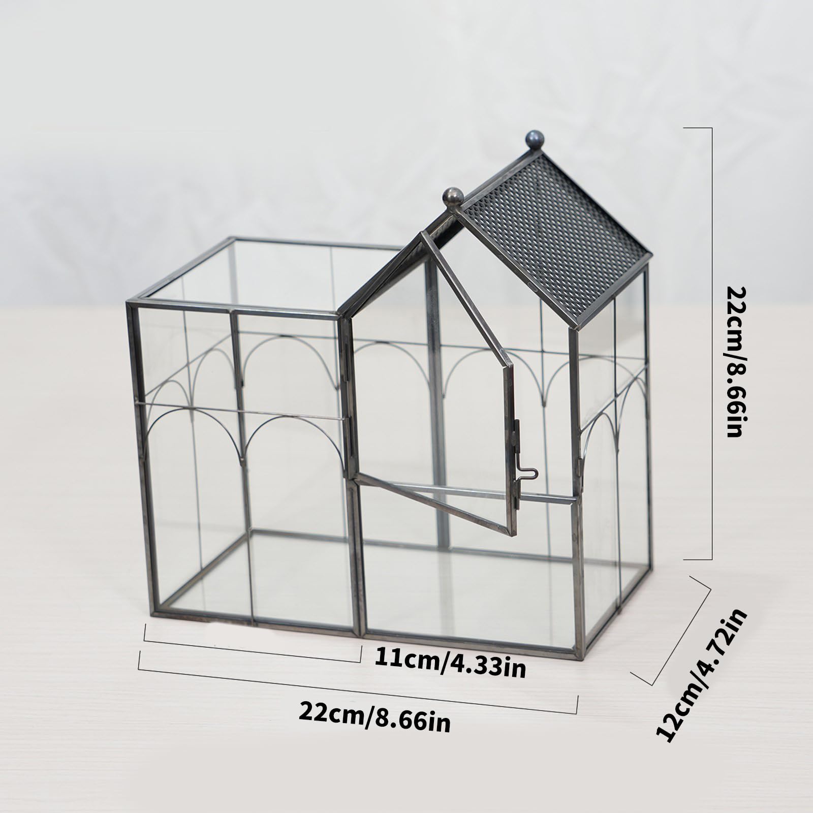 Dekoratives Terrarienhaus für die Wohnraumdekoration, Klarglas Vitrine mit Hausform, zu öffnender Blende und kompakter Glas Terrarium Vitrine mit kleinem Platzbedarf und schwarzem Rahmen mit zu Blende