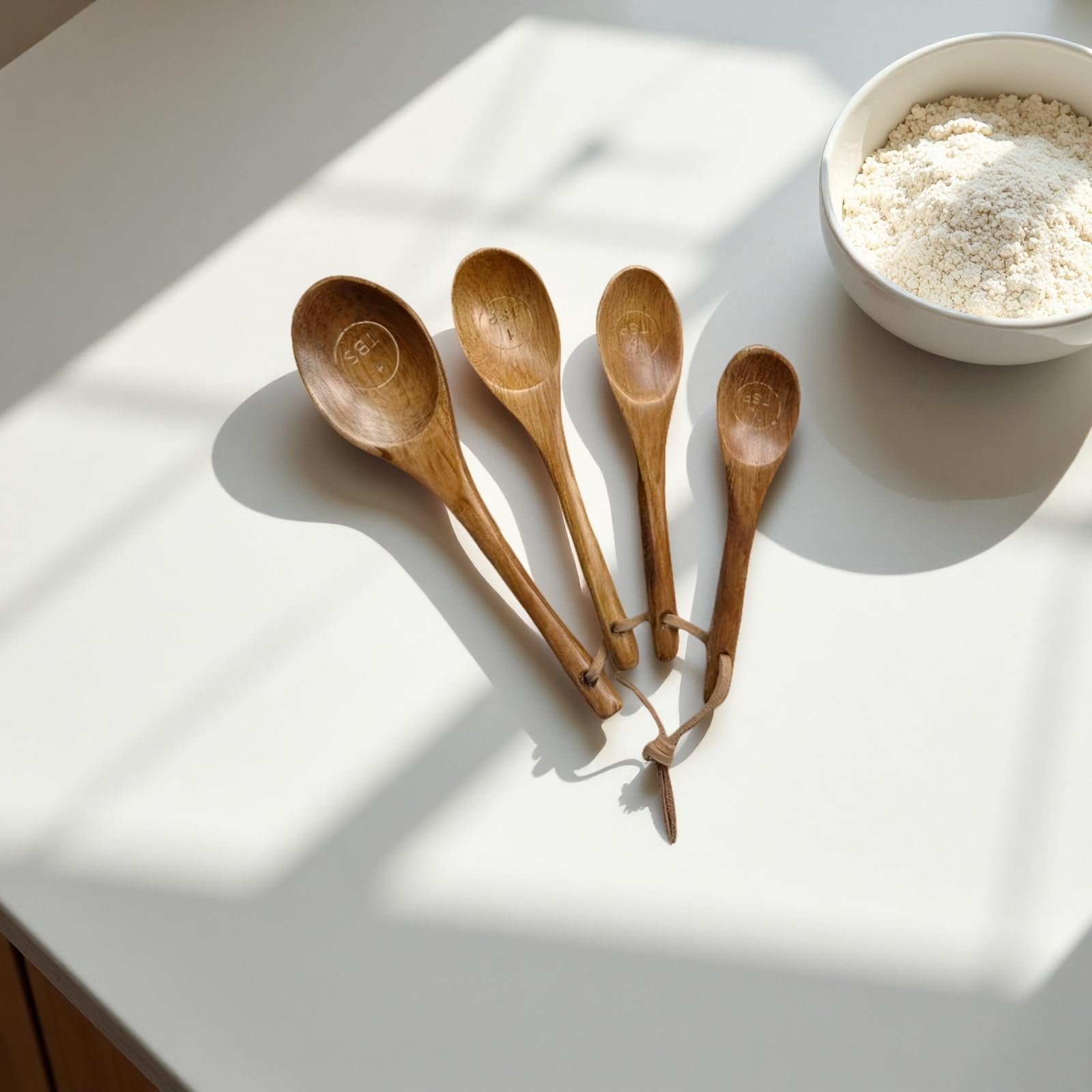 Lot de 8 tasses et cuillères doseuses en bois, tasses en bois d’acacia, cuillères en bois de hêtre, marquages gravés, design emboîtable pour un rangement facile, pour cuisine et pâtisserie
