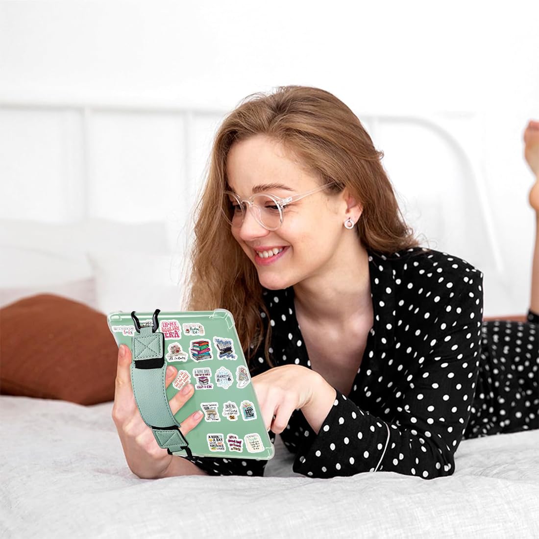 1 x pasek na rękę Kindle, elastyczny uchwyt do tabletu 6-8" Kindle eReader Fire Tablet, skóra PU, pasek na rękę, 50 naklejek w stylu retro do czytania gratis, zapobiega bólom dłoni