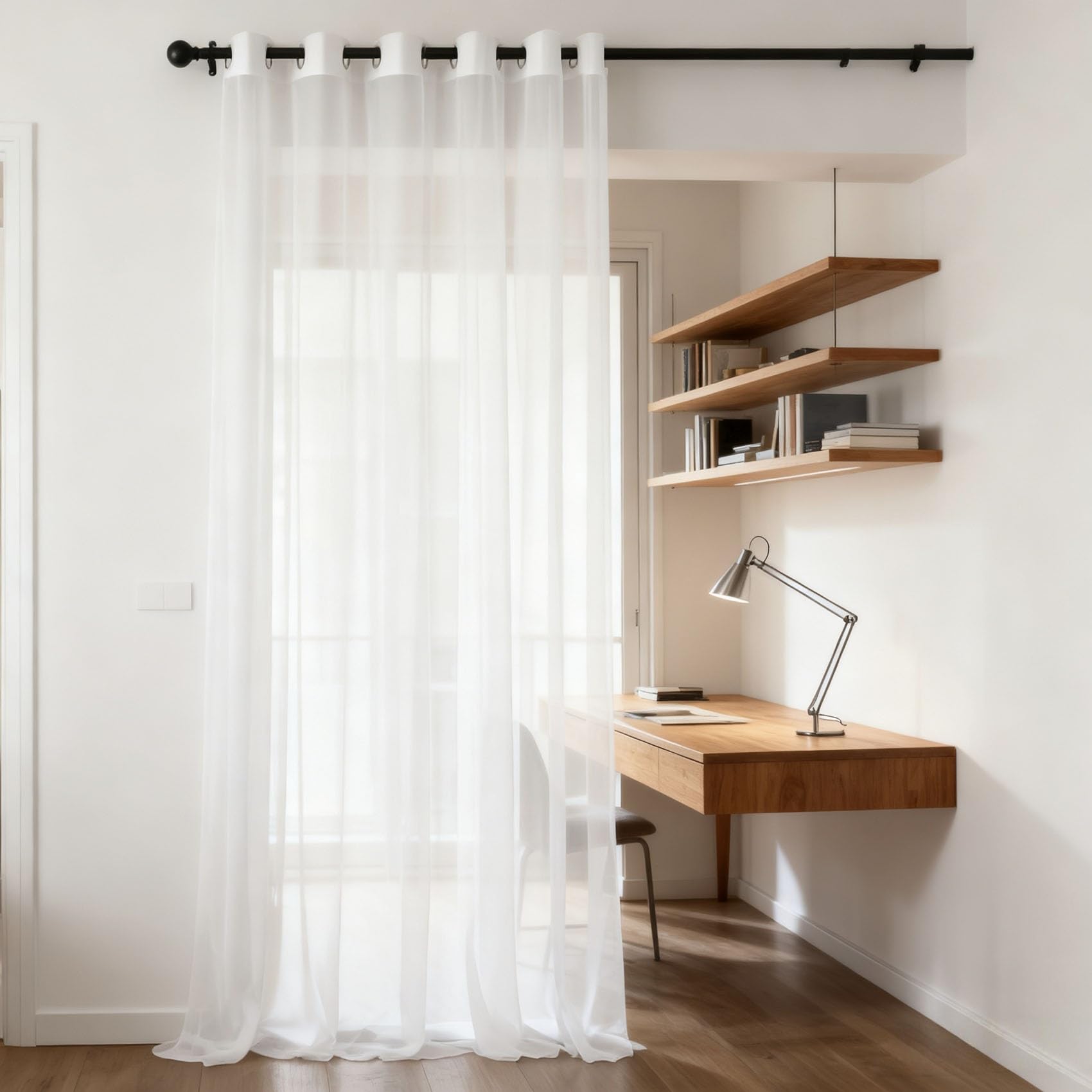 Cortinas visillo muy finitas que dejan entrar la luz natural en el salón, diseño blanco con ojales