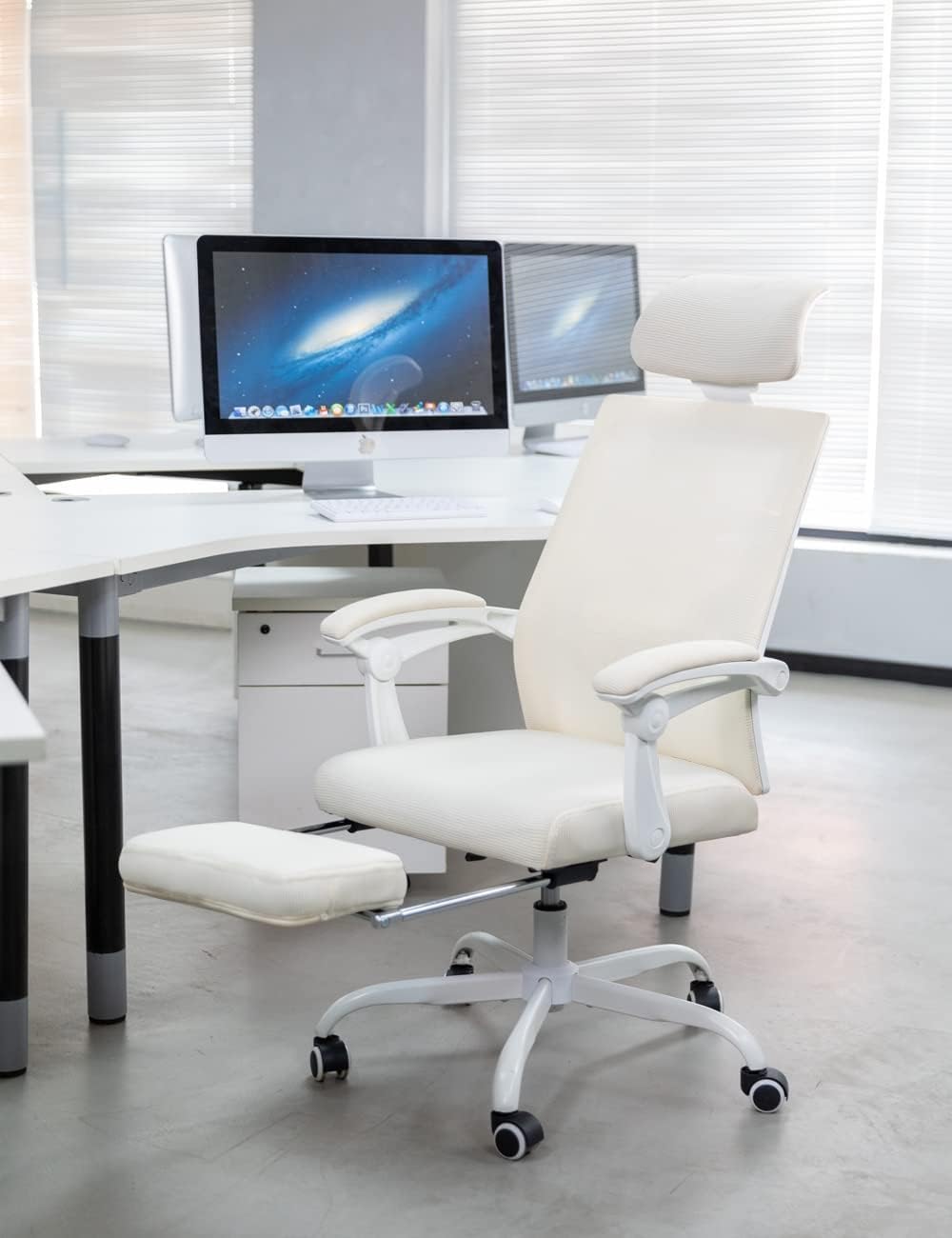UEV Ergonomisch Bürostuhl aus Mesh, Schreibtischstuhl mit Fußstütze, Drehstuhl mit Verstellbarer Kopfstütze Lendenwirbelstütze, höhenverstellbar neigbar bis 135°, atmungsaktiver Stoff, Beige