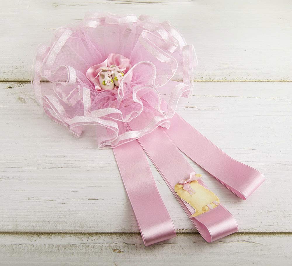 Schleife zur Geburt aus Tüll verziert mit gepunktetem Bändchen, Satinbändern, Applikation eines Dekors aus Harz und Pergament aus Karton zum Schreiben von Namen und Datum, rosa Schuhe
