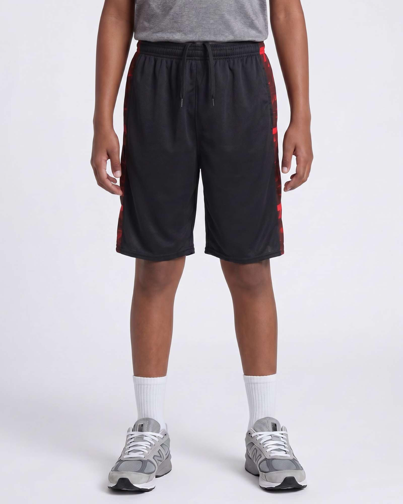 Real Essentials Paquete de 5: pantalones cortos deportivos de malla para niños con bolsillos, para adolescentes, niños, jóvenes, de secado rápido, fútbol, correr, gimnasio