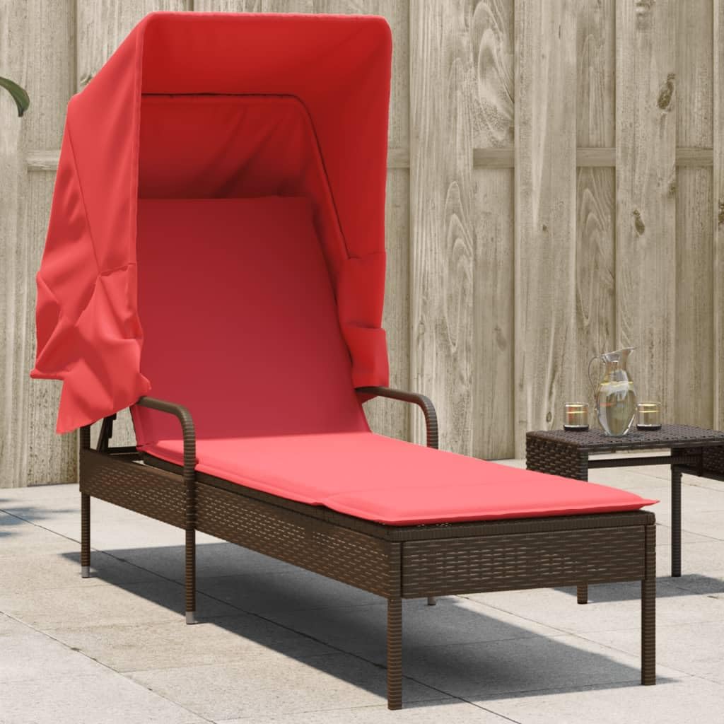 Lettino Prendisole con Tettuccio in Rattan PE Marrone per Giardino | Sdraio da esterno con schienale regolabile a 4 posizioni e cuscino rosso per il relax in terrazza o a bordo piscina.