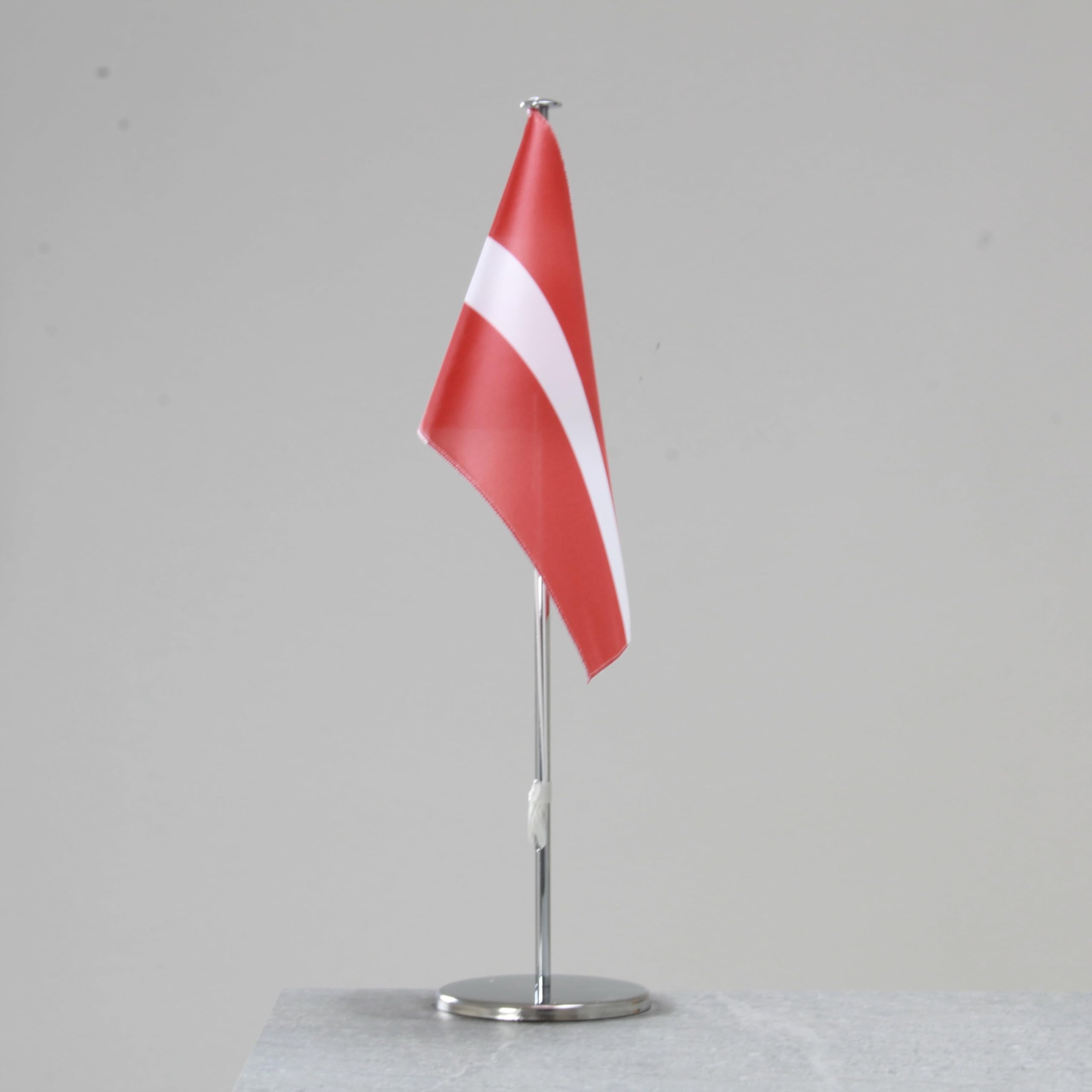 Flaga na stół Łotwa – reprezentacyjna flaga narodowa do użytku w pomieszczeniach, chrom 42 cm
