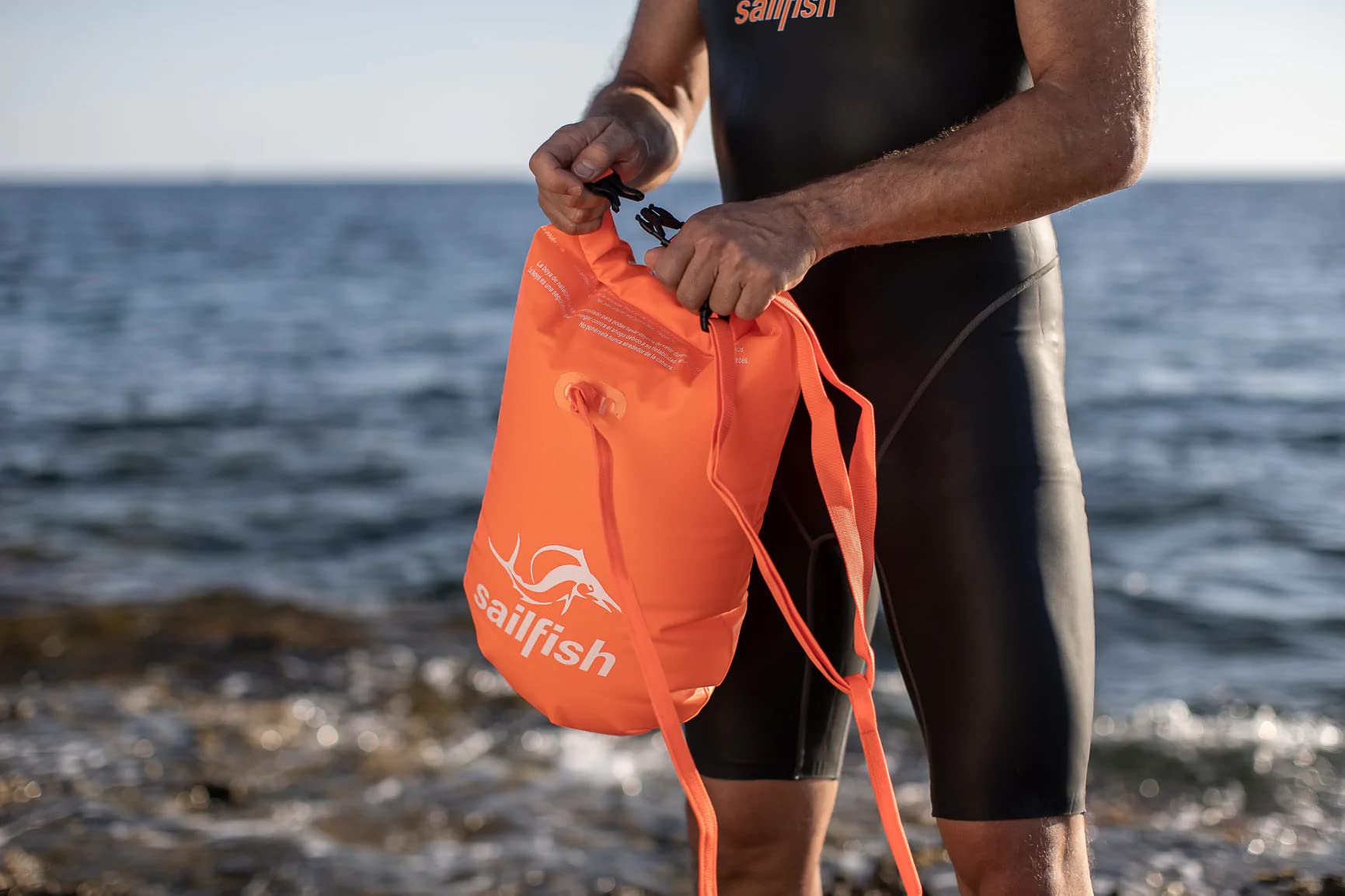 Sailfish® Open Water Safety Buoy nadmuchiwana boja do pływania z paskiem w talii i wodoodporną kieszenią na wartościowe przedmioty | Safety Buoy Open Water & Triathlon | Wysoka widoczność i