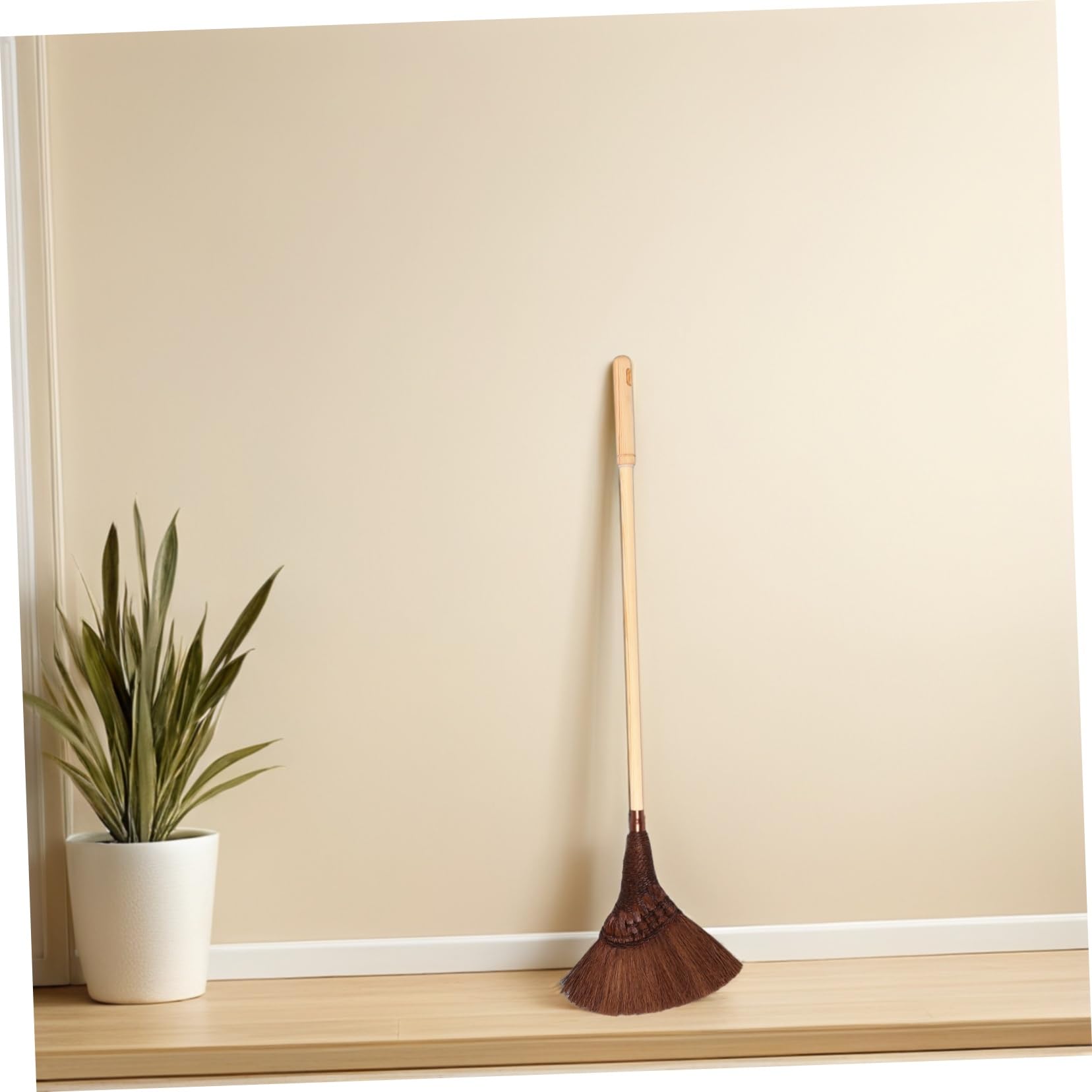 Escoba de Palma Artesanal Marrón con Mango Largo de Madera | Diseño Clásico Tradicional, Desmontable, para Interior y Exterior, Pensada para Dueños de Mascotas