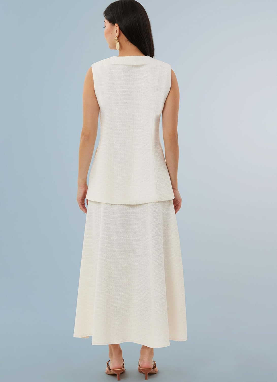 흰색의 몸에 살짝 맞는 안감 없는 조끼와 긴 플레어 스커트를 착용한 모델. view뒤에서 에드.