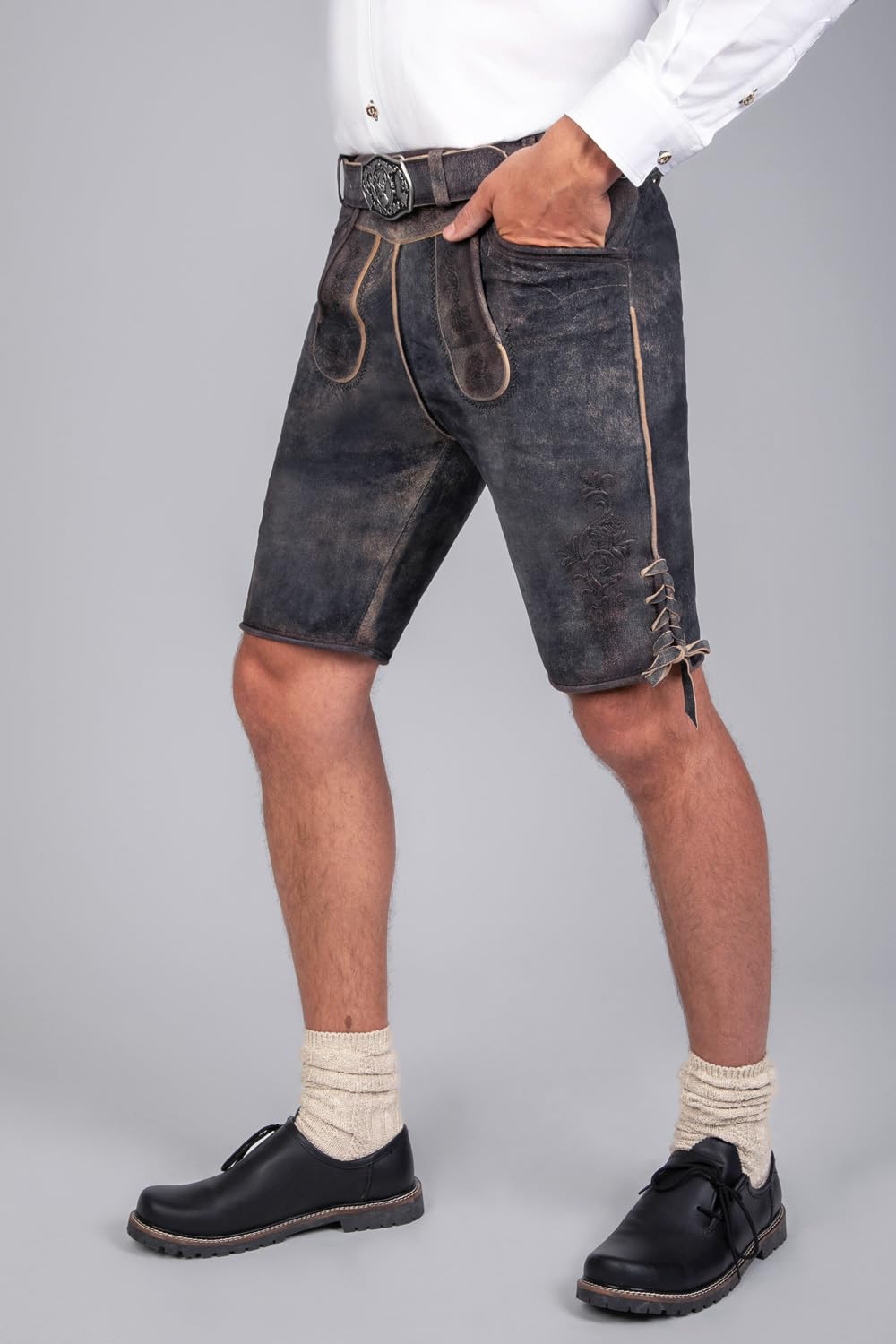 Edelnice Trachtenmode Kurze Wildbocklederhose Tom in tiefem Dunkelgrau mit edler Stickerei