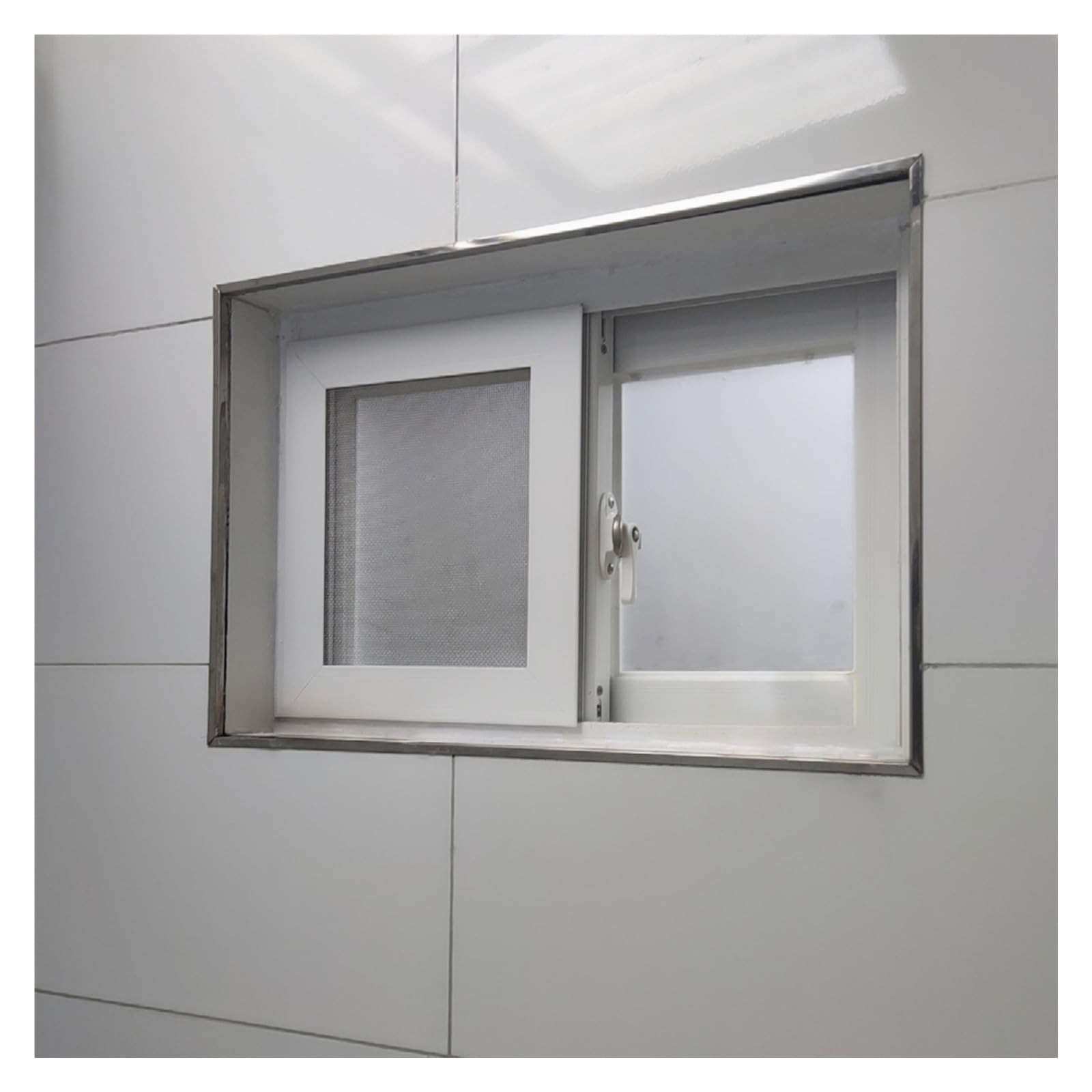 Finestre finestra scorrevoli Finestra bianca da fienile per il bagno di casa con serratura, vetro e schermo, sostituzione delle finestre interne esterne della casa, finestre seminterrato scorrevoli or