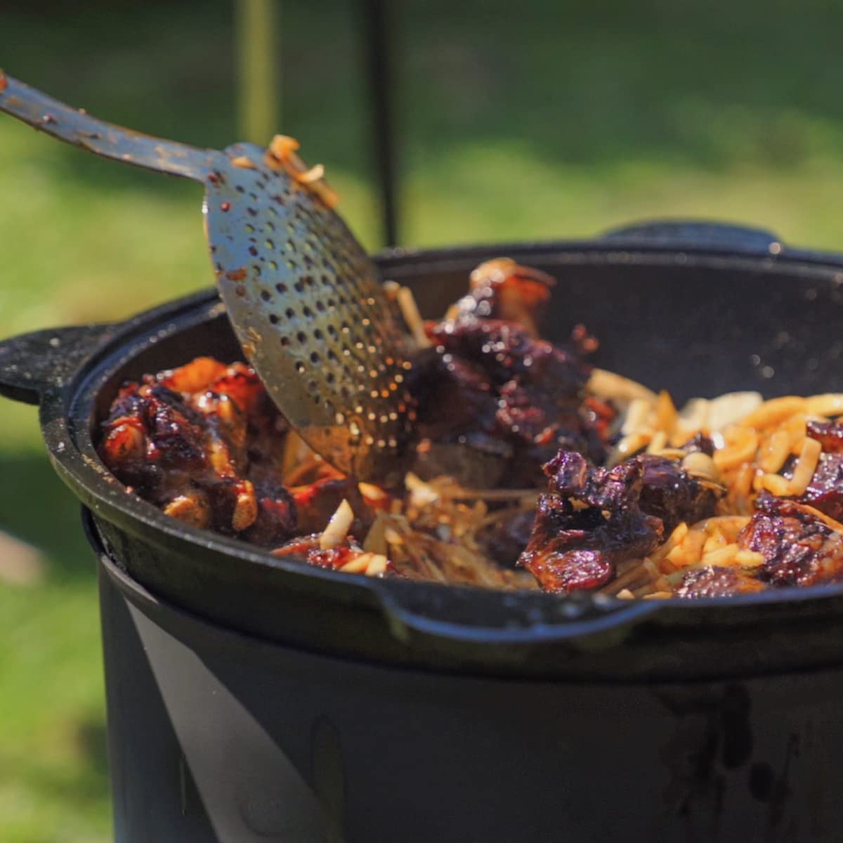 Kazan Topf aus Gusseisen mit Deckel, für Utschak geeignet, Outdoorküche Gulasch Kanone Kasan (8 Liter - runder Boden)
