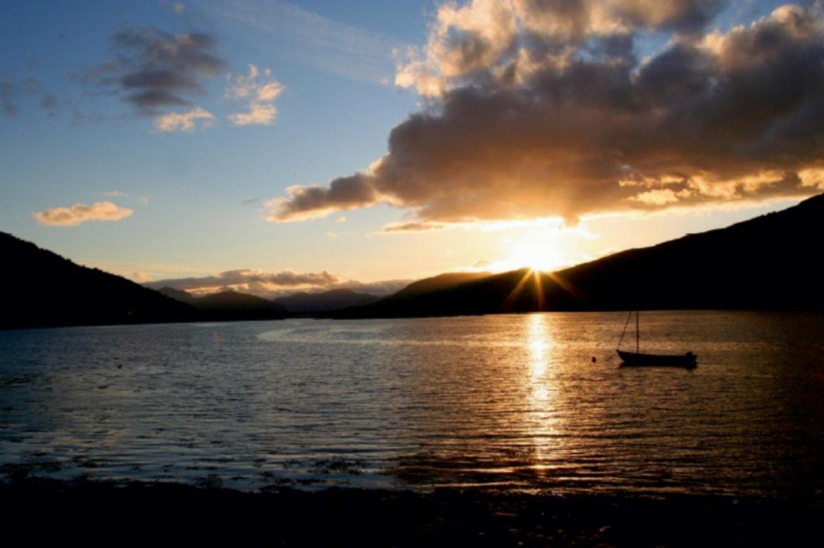 Premium Textil-Leinwand 75 x 50 cm Quer-Format Sonnenuntergang Loch Leven | Wandbild, HD-Bild auf Keilrahmen, Fertigbild auf hochwertigem Vlies, Leinwanddruck von Sylvia Schwarz