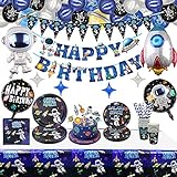 Kit todo en uno: 20 globos metálicos (10 azul noche, 10 plateados), 10 globos de látex de astronauta (5 azules, 5 negros), 2 globos de ágata (1 azul, 1 amarillo), 2 globos plateados giratorios, 1 x globo de aluminio de astronauta, 1 x globo cohete, 4 x globos estrella (2 azules, 2 plateados), 2 x globos redondos, 1 x pancarta de feliz cumpleaños, 1 x pancarta triangular, 10 x adorno para tarta, platos de 20 x 9 ", 7 "platos, servilletas, taza, 25 Reutilizable pajitas de papel, 1 mantel.