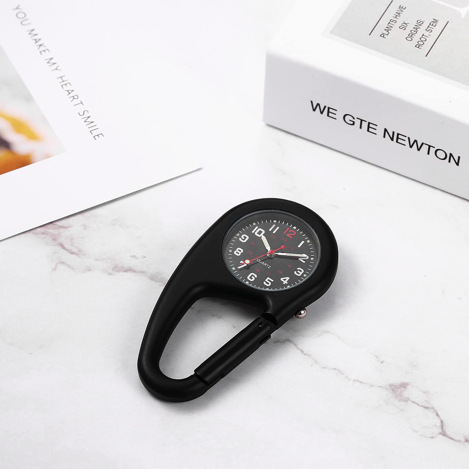 JewelryWe Montre à Mousqueton Analogique avec Aiguilles Lumineuses, 1ATM Etanche, Porte Clé pour Homme et Femme, Mince pour Sac à Dos, Idéal pour Activités Extérieures