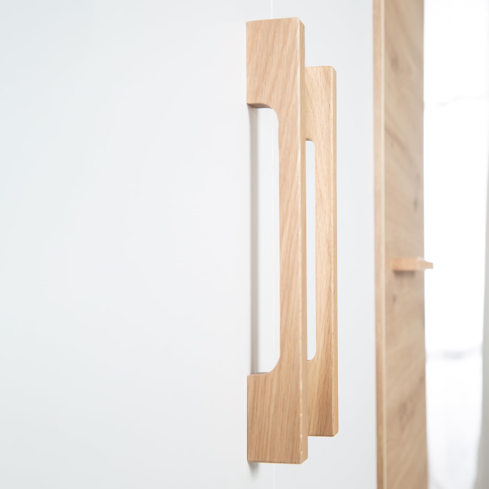 roba Kleiderschrank 'Lion' 3-türig Weiß/Holzdekor 'Artisan Eiche' Griffe aus massiver Eiche Drehtürenschrank HxBxT: 200 x 132 x 52,5 cm