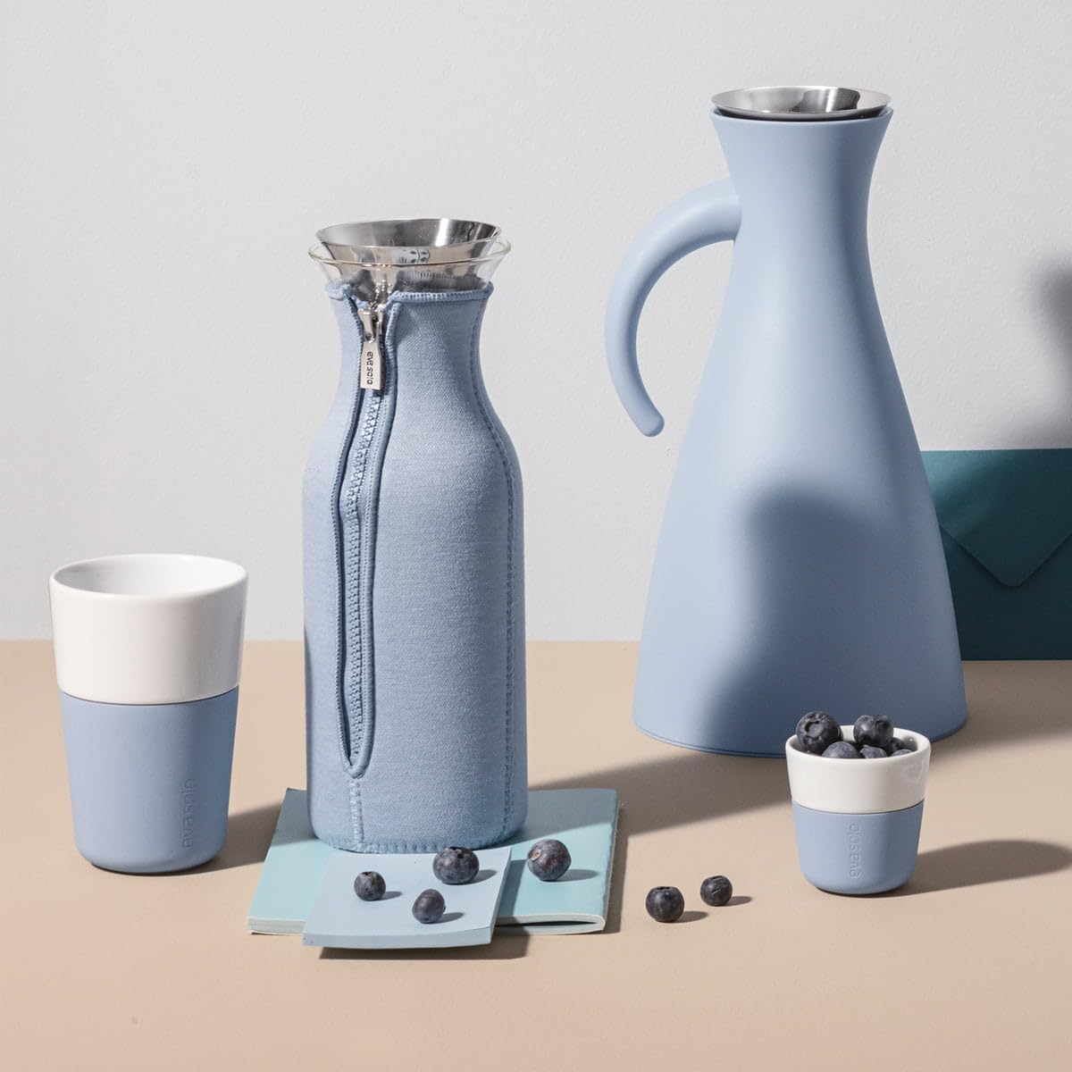 EVA SOLO – Kühlschrankkaraffe | skandinavisches Design | 1 Liter - 1.0l| Borrosilikat-Glas, Edelstahl, Silikon | spülmaschinenfest | 100% tropffrei | Black Woven
